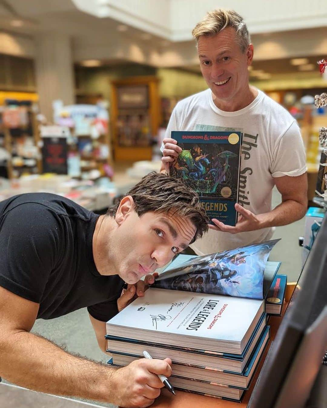 カイル・ニューマンのインスタグラム：「Have you got your copy of our new book LORE & LEGENDS yet?? It’s the sequel to our Hugo-nominated bestseller ART & ARCANA and it’s in stores everywhere fine books are sold. If you love Dungeons & Dragon then this book is for you!! Sam Witwer and I have been signing copies around Los Angeles so be on the lookout. Also — the whole team will be in LA soon for more signings so stay tuned for details.」