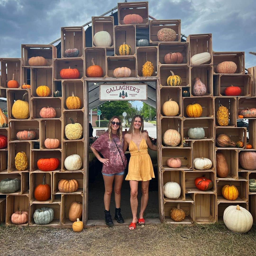 ペイジュ・レイリーのインスタグラム：「I think we are the cutest pumpkins in the patch but I may be biased 🎃 Picking pumpkins with the best! #pumpkinpatch#gallaghers#halloween」