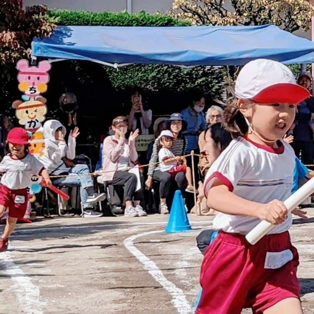 吉村美樹さんのインスタグラム写真 - (吉村美樹Instagram)「運動会の余韻🇯🇵♡娘はクラスリレーでも頑張っていました💨しっかり腕を振って、同じ回の男の子を引き離し快走！疾走！！爆走!?（笑）頼もしい走りにお母さん大興奮でした!!コーナリングが難しかったそうな。転ばずしっかり一周できたね^_^足元はふたりとも、私が大阪のポケモンセンターでゲットしてきたニャオハとクワッスのぬいぐるみ靴下でした🍀おかげで、見つけやすかったです（笑） #運動会 #運動会コーデ #応援コーデ #ポケモンセンター #ポケモン靴下 #ニャオハ #クワッス #かわいい #推しポケモン #ガラルポニータ #リレー #快走 #🏃 #えいえいおー #2児のママ #3歳差育児 #サトルジャパン #モデル #ママモデル #吉村美樹」10月8日 6時36分 - yoshimuramiki0911