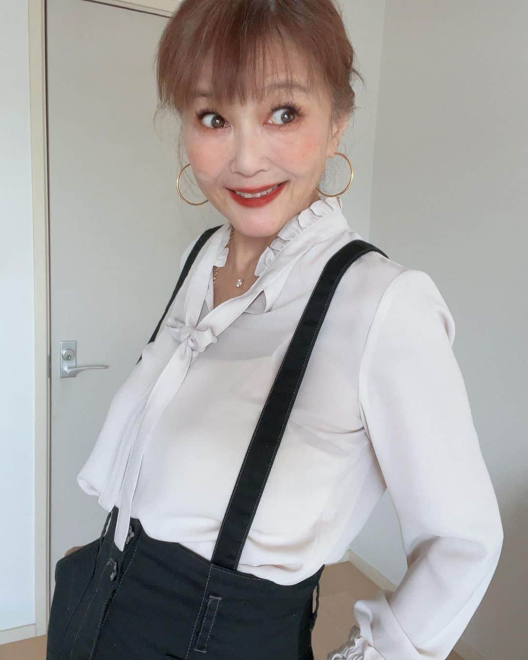 高見恭子さんのインスタグラム写真 - (高見恭子Instagram)「ふんわり優しく軽やかに、こころも想いも生きよう。  #blouse#blousefashion  #chiffon #chiffonblouse  #beigestyle  #fashion #fashionphoto  #lovefashion  #fashionlover  #blouseandskirt  #smile」10月8日 6時42分 - takami_kyoko