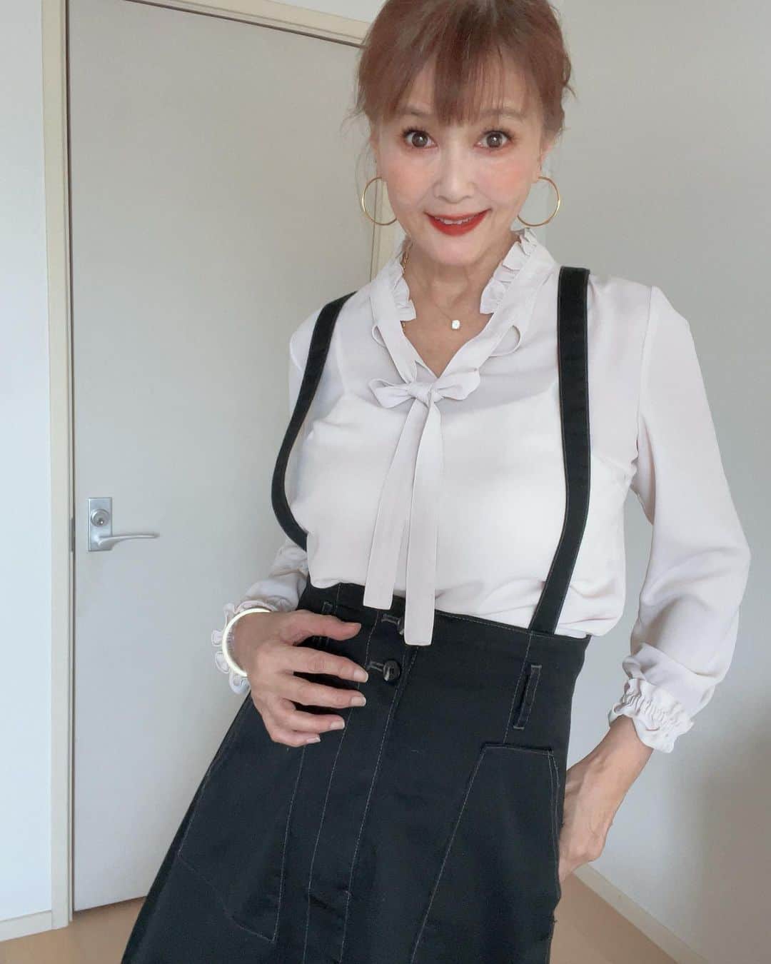 高見恭子さんのインスタグラム写真 - (高見恭子Instagram)「ふんわり優しく軽やかに、こころも想いも生きよう。  #blouse#blousefashion  #chiffon #chiffonblouse  #beigestyle  #fashion #fashionphoto  #lovefashion  #fashionlover  #blouseandskirt  #smile」10月8日 6時42分 - takami_kyoko