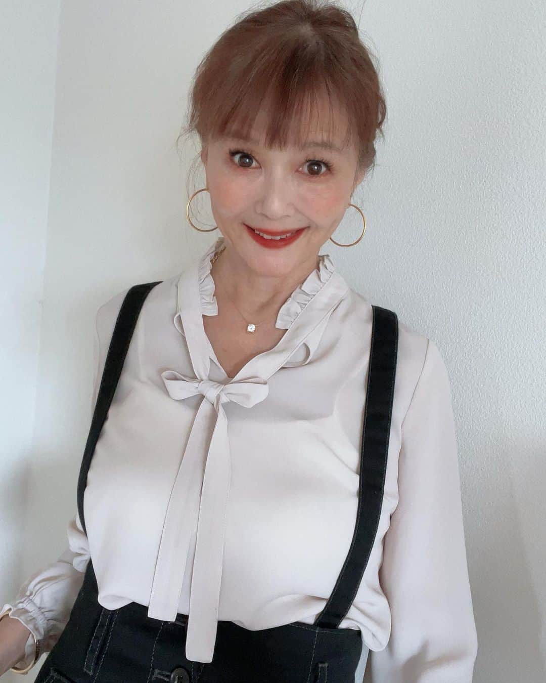 高見恭子さんのインスタグラム写真 - (高見恭子Instagram)「ふんわり優しく軽やかに、こころも想いも生きよう。  #blouse#blousefashion  #chiffon #chiffonblouse  #beigestyle  #fashion #fashionphoto  #lovefashion  #fashionlover  #blouseandskirt  #smile」10月8日 6時42分 - takami_kyoko