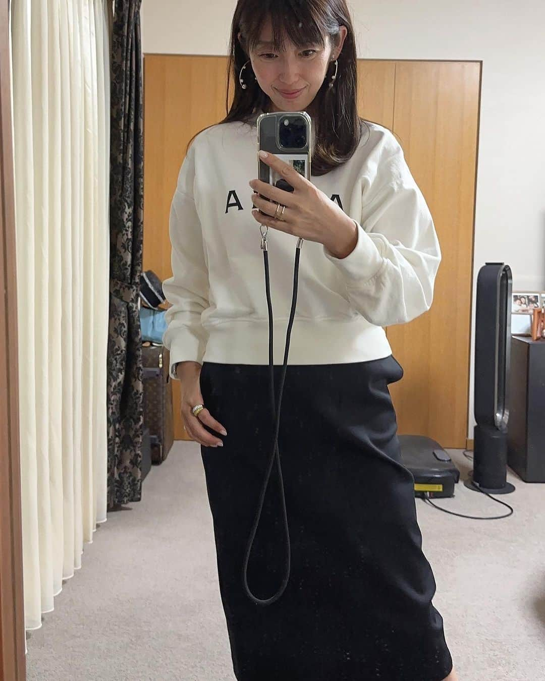 芝本裕子のインスタグラム：「たまの#ootd 😂 黒のボトムに白のトップスが、一番落ち着きます。そして、ほぼそうです。たまにデニム。あ、デニムもめっちゃ好きです。カラフルから遠ざかりまくっている私です。またいつか、突然カラフルブームが来ることあるのかな…昔JJに載せて頂いてたころなんて、黄色のゼブラや、蛍光黄緑のワンピース着てたのが懐かしい😂  @maisonalaia  @hyke_official   #coordinate #fashion #whiteandblack #shiba_u」