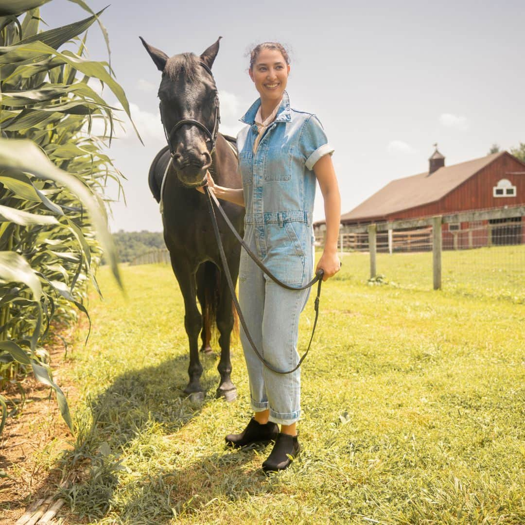 ダンスコさんのインスタグラム写真 - (ダンスコInstagram)「Yes, actually - we were raised in a barn 🐴  Shop Frankie Black Oiled boot, link in bio. #danskofootwear #comfort #summerstyle #fashion #ootd #beautiful #happy #cute #travel #smile #joy #life #style #instadaily #friends #family #fun #instagood #gowhereyourehappiest #fallstyle #ranchdressing #clogs #countrylife」10月8日 6時53分 - dansko