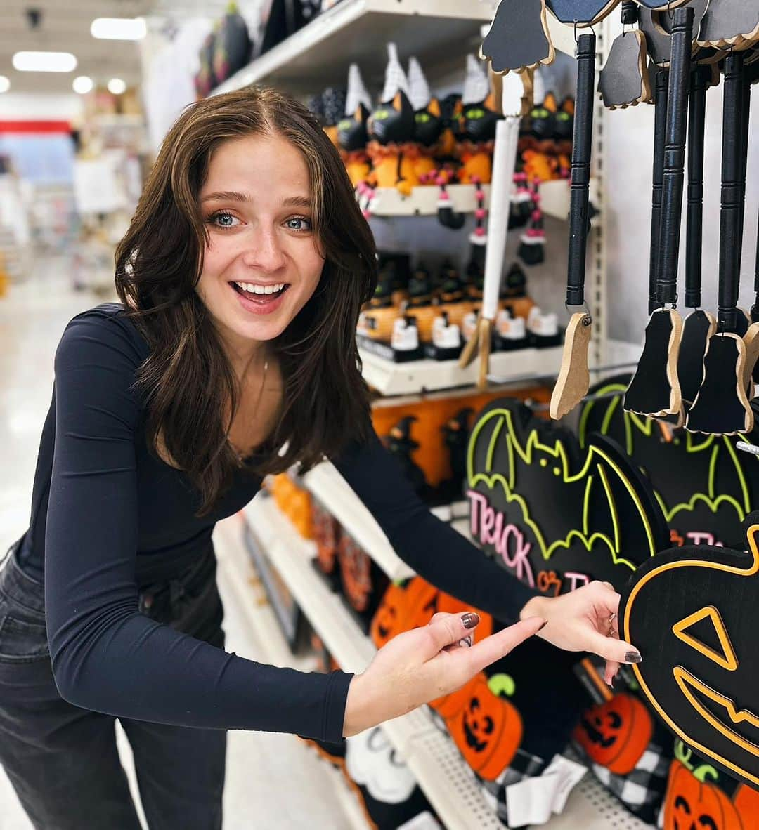 ジャッキー・エヴァンコさんのインスタグラム写真 - (ジャッキー・エヴァンコInstagram)「Spooky season has officially begun…👻 🎃 Any guesses on my Halloween costume?」10月8日 6時59分 - officialjackieevancho