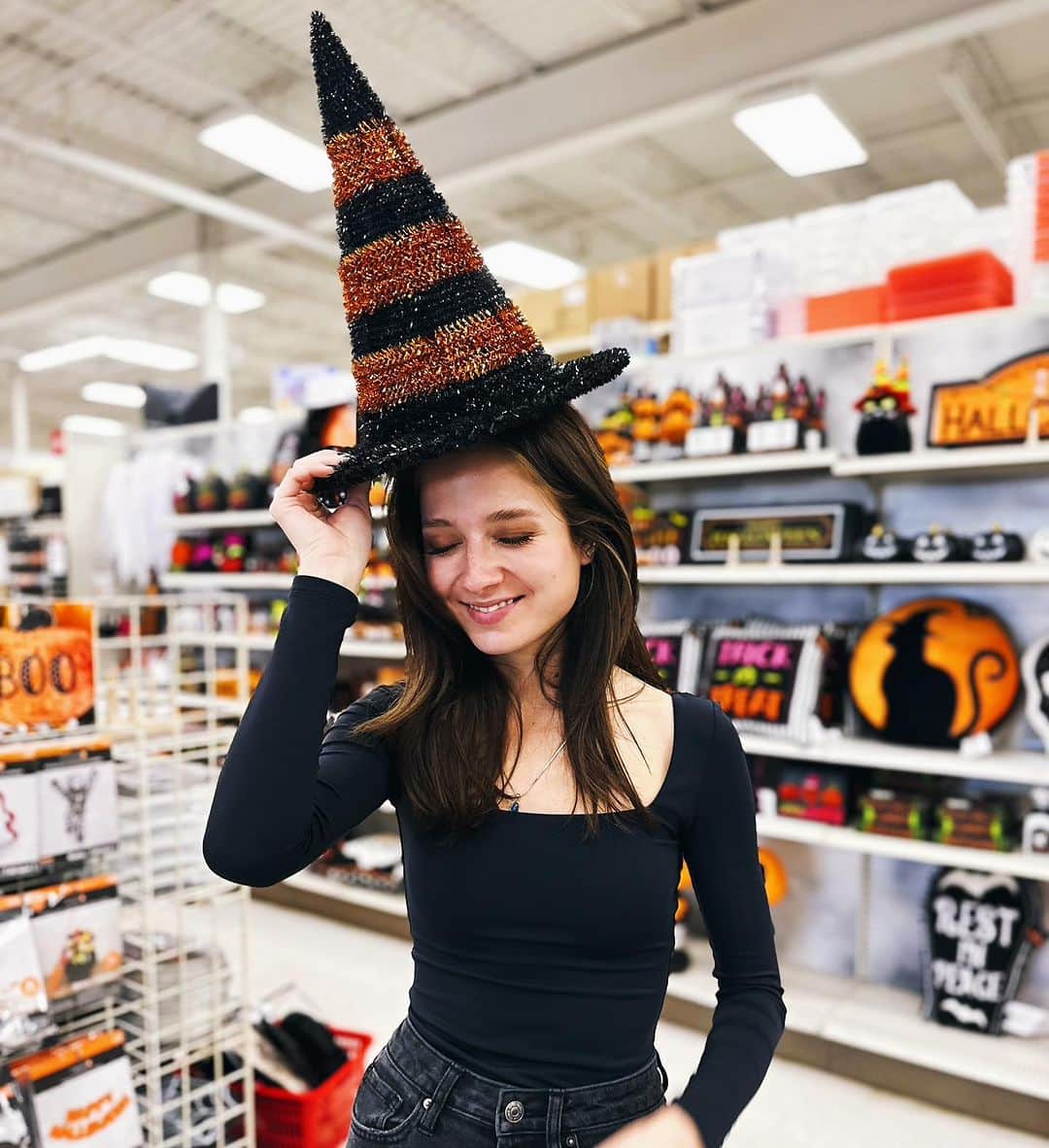 ジャッキー・エヴァンコのインスタグラム：「Spooky season has officially begun…👻 🎃 Any guesses on my Halloween costume?」