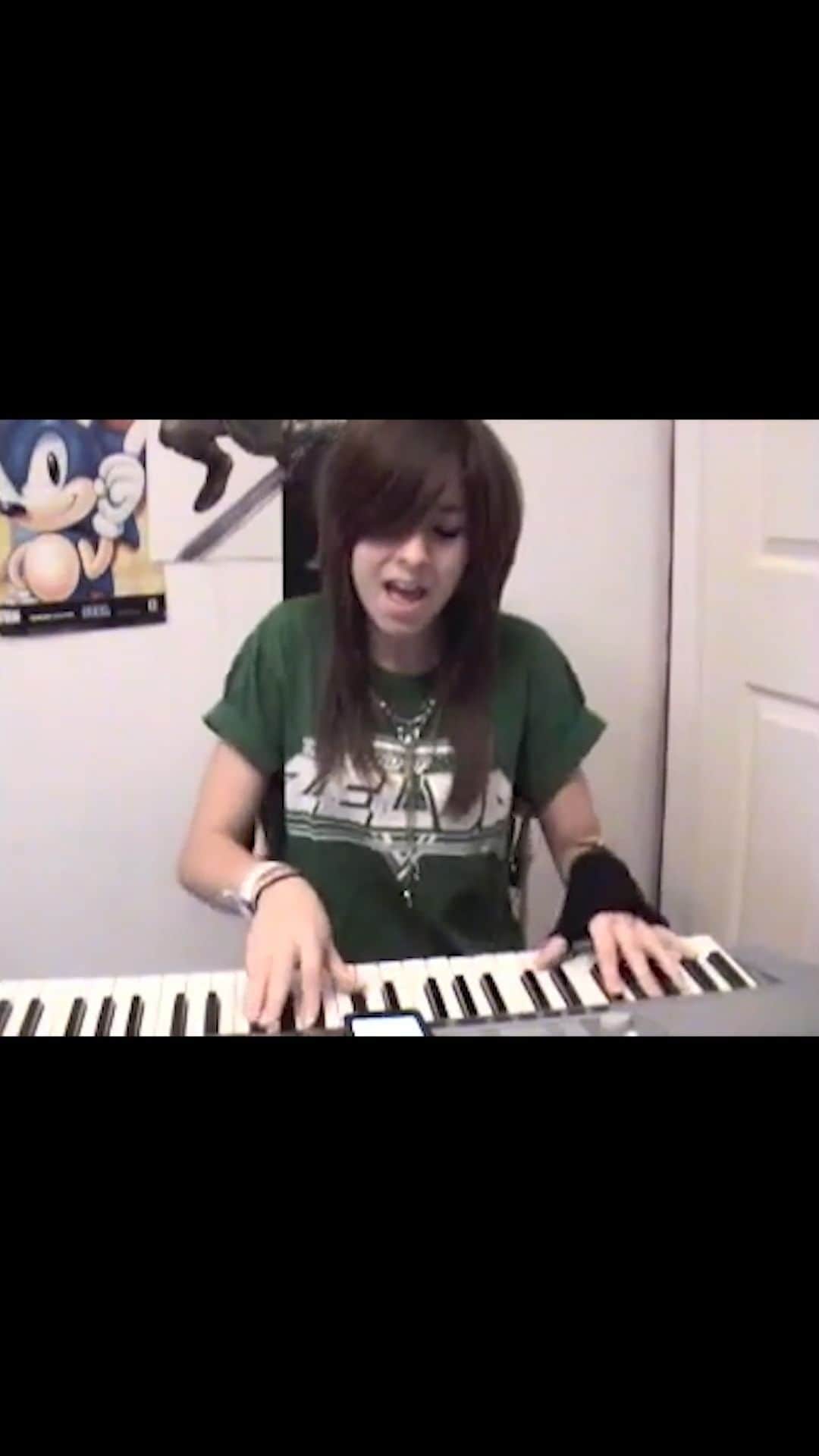 クリスティーナ・グリミーのインスタグラム：「Did you know that today in 2010 Christina uploaded her cover of Beat It? 💚 https://youtu.be/AW6Xah2q94E?feature=shared」