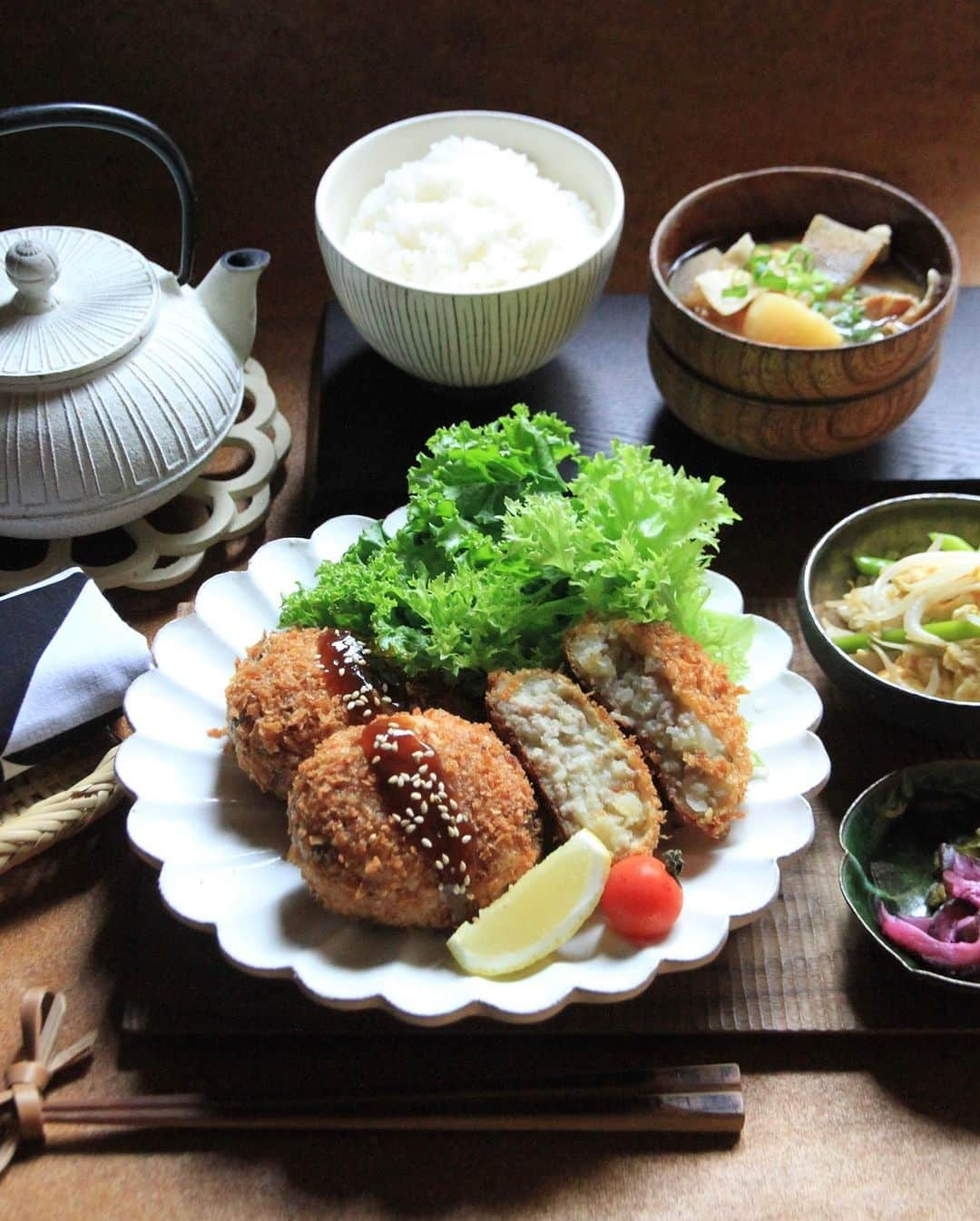 Sayaka.Mさんのインスタグラム写真 - (Sayaka.MInstagram)「. 休みの日🎌ご飯 北見のカレーライスマラソン🏃‍♀️で 大量に貰ったジャガイモ🥔、玉ねぎ🧅  連日ジャガイモDAY 特にマッシュポテトが子供達が大好きで その延長でコロッケ  やっぱりコロッケは手作りが美味しい🤤 前日夜に冷やしてあとは揚げるだけ  ・コロッケ ・豚汁 ・にんにくの芽ともやしの炒め物  ┈┈┈┈┈┈┈┈┈┈┈┈┈┈┈┈┈┈┈┈ 北海道を発信✐☡ グルメ / 観光 / 新店情報  ◍ 家ご飯は #sayakaおうちごはん ◍ 使用品はオススメは楽天roomに掲載   プロフィール欄の下にリンクあります ┈┈┈┈┈┈┈┈┈┈┈┈┈┈┈┈┈┈┈┈  #おうちごはん #ひるごはん #よるごはん #夜ご飯 #おうちごはんlover #高島大樹 #奥田章 #テーブルコーディネート #テーブルフォト #ごはん記録 #コロッケ #japanfood」10月8日 7時07分 - insta.sayaka