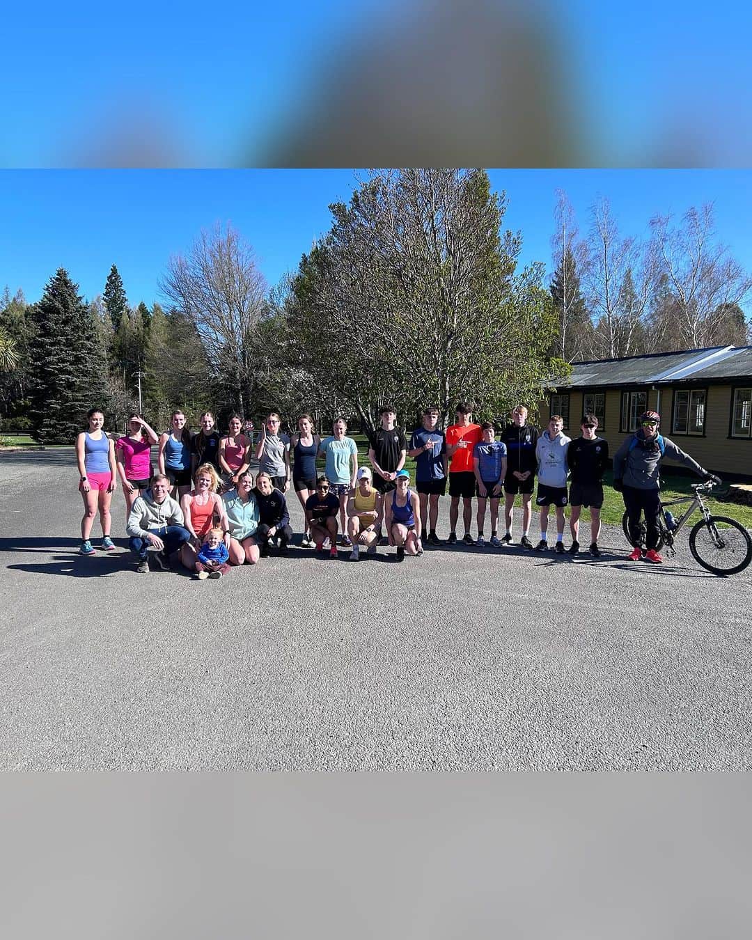 アンジェラ・ペティのインスタグラム：「Camp week in Hanmer Springs, October 2023 ☀️🏃‍♀️🏃‍♂️  Sunday 1st Oct ➡️ Tuesday 3rd Oct: Athletics New Zealand Emerging Talent Distance Camp  Tuesday 3rd ➡️ Friday 6th: Team Petty Camp  Super fun week with Sam, Azaliah, the other coaches and the athletes in Hanmer 🏃‍♂️🏃‍♀️  Stoked we had warm, sunny, windless 22-23 degree days for our TP camp ☀️  Some highlights: ➡️not having to cook this year as we had an awesome catering company cook the meals and they were AMAZING (The Rusty Carrot) ➡️a good mix of running, indoor workshops, outdoor activities including the low ropes course from @activityhanmer  ➡️seeing Azaliah enjoy her time at camp, having my bro Tim to help out with her, and the teenage girls giving her lots of attention ➡️Such a fun arvo at the pools 💦 ➡️Pics and Tom & Luke fueling us with their awesome snacks ➡️When I wasn't actually voted out first round in Mafia 😬 ➡️Lots of laughs ➡️ Seeing the teens enjoy themselves and make friends ➡️Lots of great chats and learnings to take away」