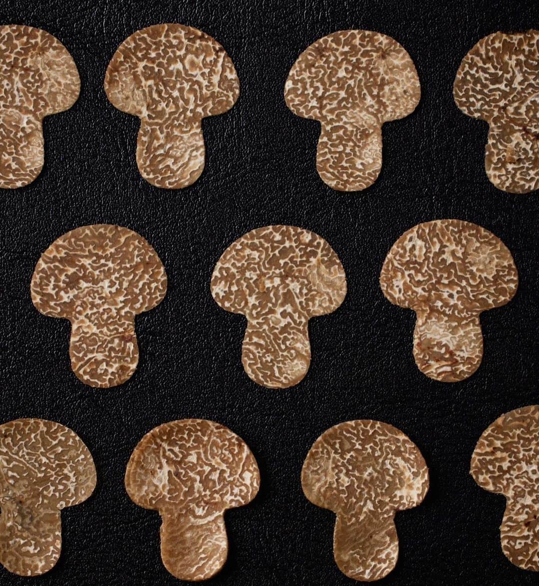 庄司夏子のインスタグラム：「Back to chefs work at @ete.restaurant . Autumn truffle into the mushroom shape 🍄🍄🍄」