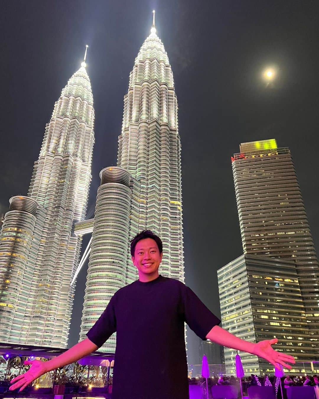 角森脩平さんのインスタグラム写真 - (角森脩平Instagram)「. マレーシア🇲🇾のオススメSPOTを聞かれるけど絶対行って欲しいのは"Wホテル"のBARはホント最強‼︎ 加工無しでこの景色✨ 下からツインタワーを眺めれてインパクト大なのでマレーシア🇲🇾に来られた際には是非🤗 #マレーシア#マレーシア観光#カドモリ先生#KADOMORI#カドモリ#wホテル #wホテルクアラルンプール」10月8日 7時23分 - kadomori570731