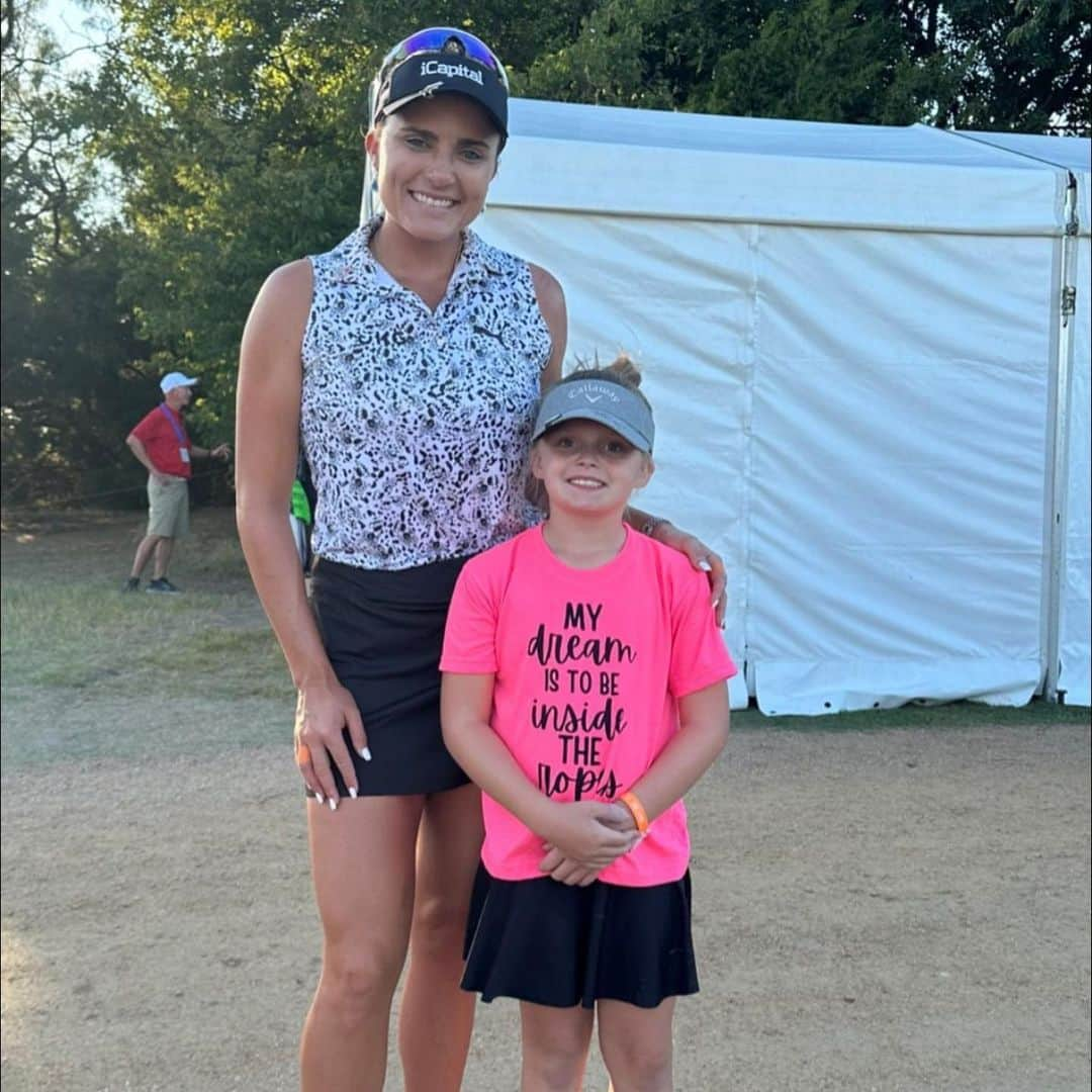 レクシー・トンプソンのインスタグラム：「One year later and we’re excited to see that it’s still Nora’s dream to be inside the ropes (we will keep an eye out for her in a few years 😉)   Nora came back to @ascendantlpga to cheer on Lexi and join her again inside the ropes for her round today!」