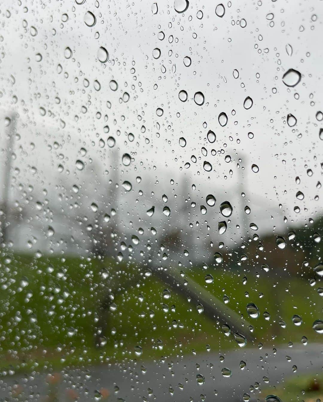 小笠原正典のインスタグラム：「普段、雨降りの時は乗らない☔️  どうしてこのタイミングで こんなに降るぅ？😅  でも、この雨の中、準備をしてくださる方がいらっしゃるのでその方々のために今日は走るつもりです。エイドを心の支えに。  #ロードバイクおじさん  #ツール・ド・佐伯　　  初参加　Bコース102Kmをエンジョイします 8時半スタート」