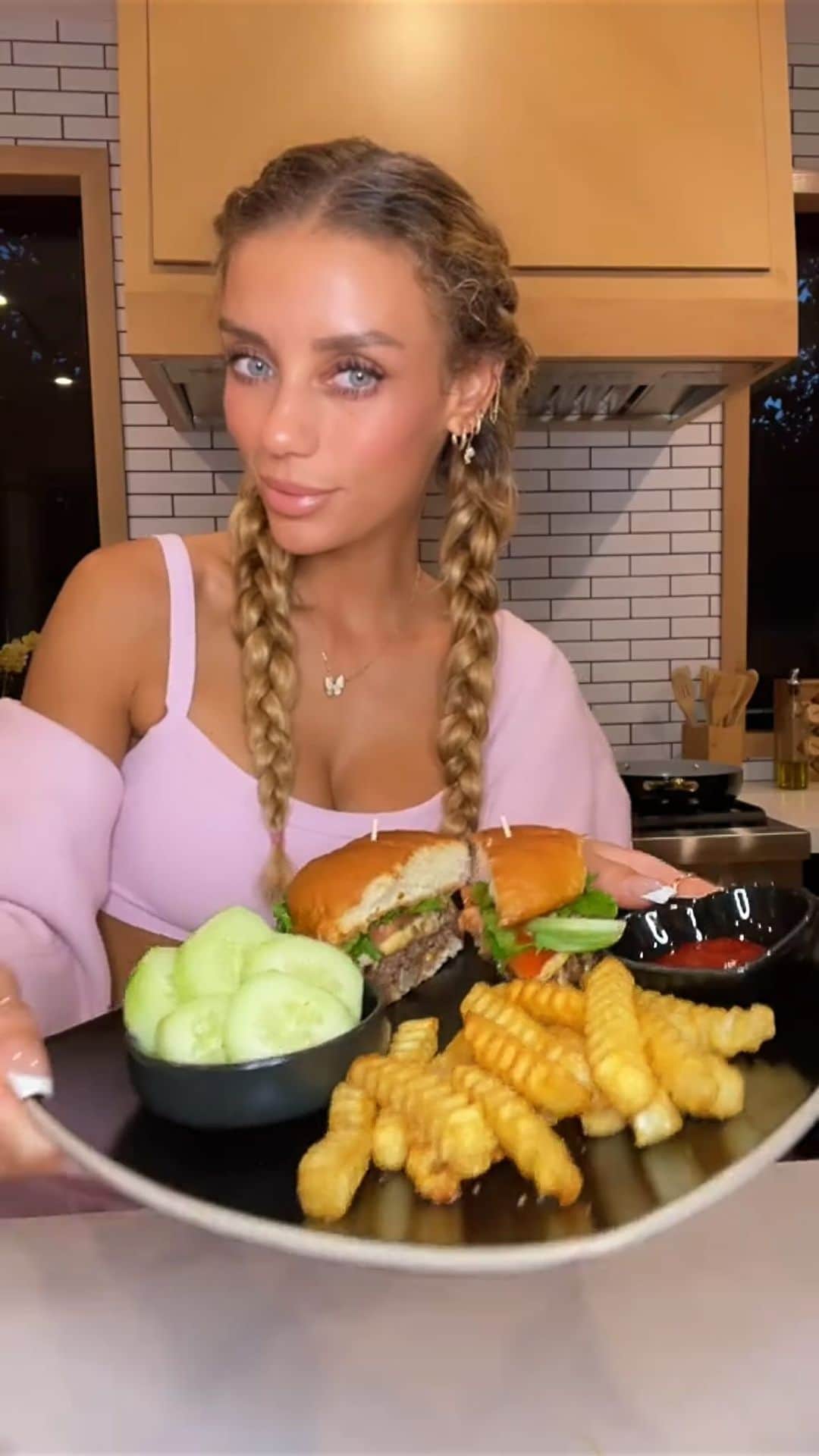 Jena Frumesのインスタグラム：「When I only have 30 minutes to make dinner, we make some thing like this👏🏽 Love a good burger night! The onions took the longest🤣 iykyk 🧅 🥒 🍔   #easymeals #mealideas #burgernight」