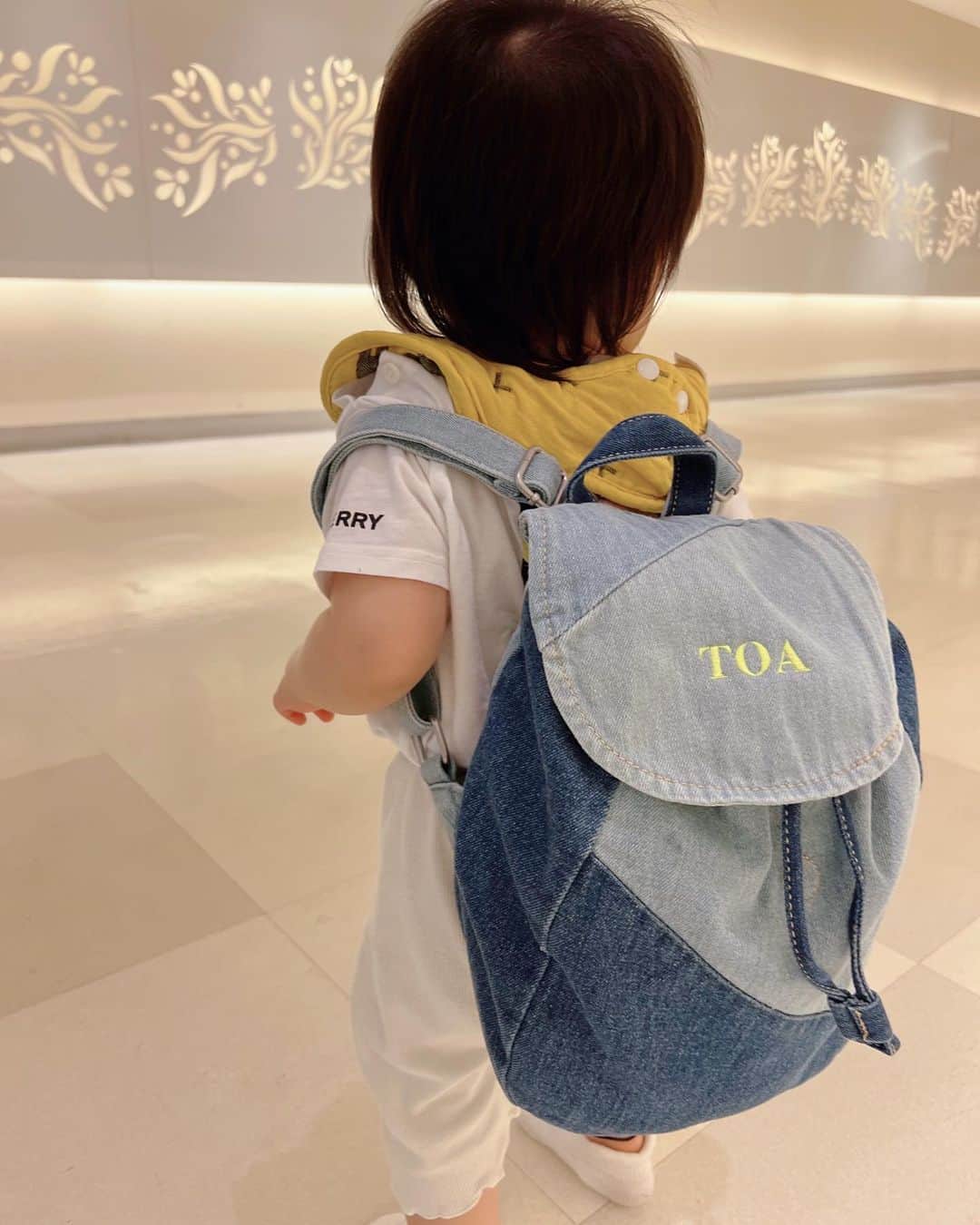 星沙織のインスタグラム：「* * リュックかわいい♡♡  ZARAの名前入りシリーズ好きだわ。  ひぃちゃん、せなちゃんみなちゃん👯💕 プレゼントとお祝いありがとう😊🙏🏻✨  *  レトロディズニーの食器たちもプレゼント🎁✨️ このシリーズ集めたい！🥺  バンセンヌのケーキも美味しかった🤤🧁🤍 老舗のケーキ屋さんだそうです。 *  *」