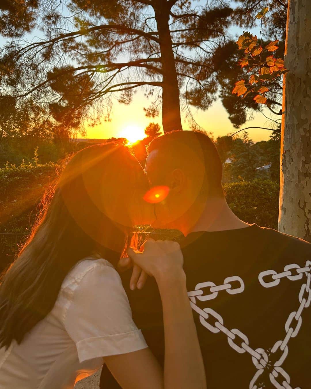 ブランカ・パディラのインスタグラム：「Reaching 9 years together… Sharing life, Love and intimacy, laughing together, being a team, feeling connected, having fun, traveling the world, knowing that we want it all together… it’s def us. Two different individuals, peeling layers, getting uncomfortable, revisiting parts of ourselves, feeling disconnected, lost or frustrated, trying to cope with anger, miscommunication, having fears… also us. It took me a minute to accept both sides when they show up, to embrace them and let guilt or shame out in order to find Light in every situation, turbulent or harmonious. The past year has been all about this, so much came up for me. A good dose of reality and work, not always pleasant, but always worth it. I’ve been guided by many beautiful signs along the way as well, and for that I’m grateful. And for you I’m grateful. Today, on your birthday, I am reminded once again of the beautiful human that you are, the heart that is within you. That, while there is Love and there is intention, the hardest things can be accomplished. I imagine a lifetime of adventures with you, I want each phase together. There is nothing more empowering and beautiful than wanting to be better while Loving strongly. Happy birthday my Libra love!  Confiando en el camino. Casi 9 años juntos en él. Gracias por mostrarme tantas partes de mí a través de ti, por recordarme cosas tan importantes, a veces sin darte ni cuenta, por ser mi compañero en muchas vueltas al Sol llenas de aventuras. No hay nada más bonito y poderoso que querer ser mejores juntos. Feliz cumpleaños Álex ♥️」