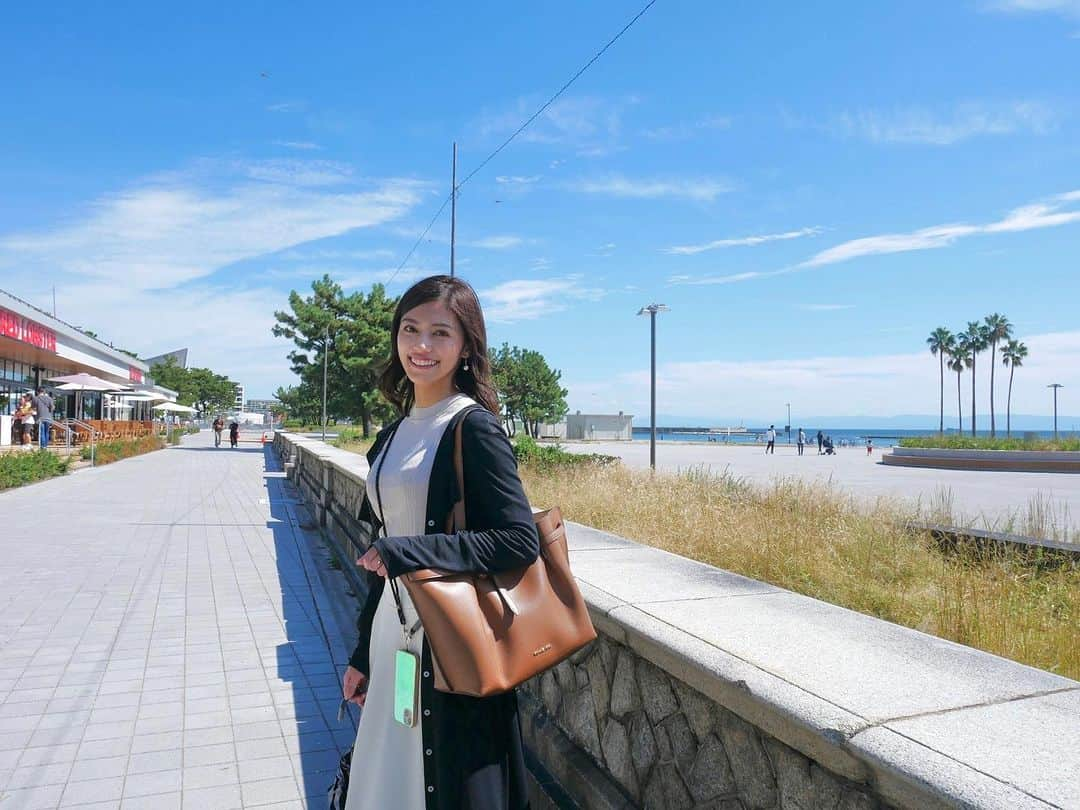 加納永美子のインスタグラム：「＿＿＿＿＿＿＿＿＿＿＿＿＿＿ 🩵サンデー神戸🩵  今回は須磨区の海浜公園に行ってきました！  スマスイ閉園後に公園全体のリニューアル工事が行われ、9月から新しい公園の一部がオープンしています✨️  お天気も良く、気候も過ごしやすくなったタイミングでの取材だったので、景色も良くてとっても気持ち良かったです😌  詳しくは10月8日(日)朝9:00~の放送をお聴きください🏝  ☀️サンデー神戸☁️ ▫️ラジオ関西 毎週日曜朝9:00~  radikoなどのラジオアプリ、サンデー神戸のHPから お聴きいただけます！！  #ラジオ関西 #サンデー神戸 #リポーター  #加納永美子 #followme #兵庫 #神戸 #kobe #須磨区 #須磨 #須磨海浜公園 #須磨水族館 #須磨シーワールド #神戸市 #レッドロブスター」