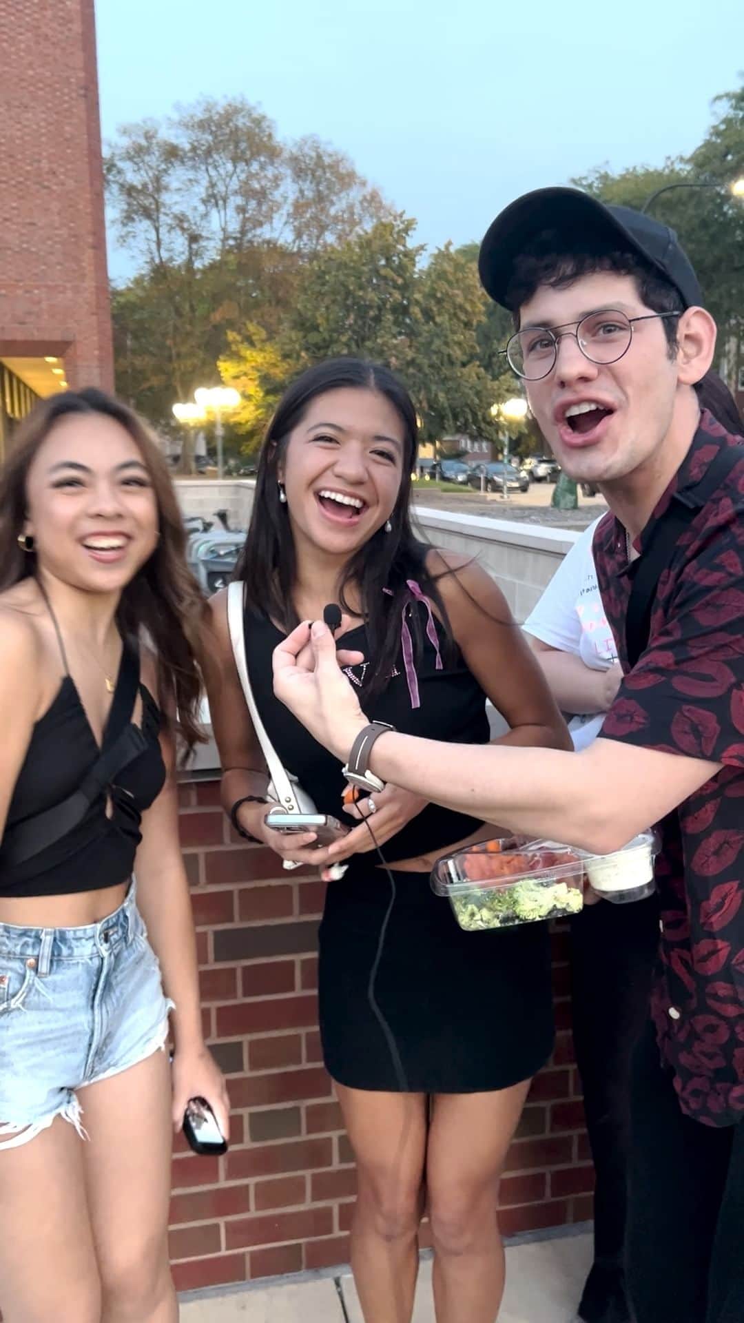 のインスタグラム：「Giving Vegetables to the Kids with Matt Bennett We always have extra crudite in the green room at Party 101 so I thought I'd hit the streets to hand out vegetables and keep the kids healthy.」