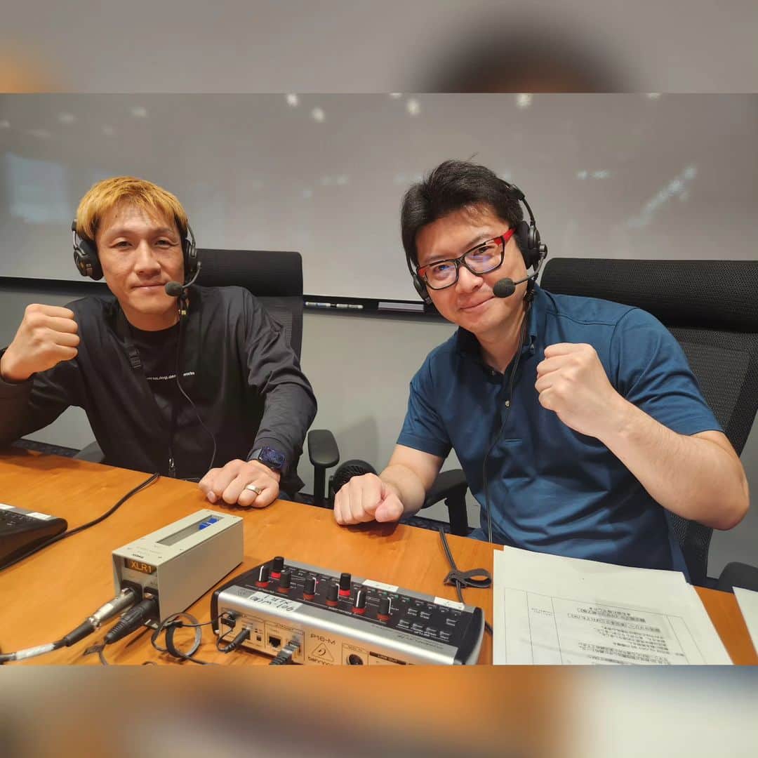 のインスタグラム：「GLORY 89を御視聴頂きありがとうございました！いやー、バダ・ハリ！まだ御覧になっていない方は是非U-NEXTでチェックしてください！鈴木秀明さん、本日も分かりやすく楽しい解説をありがとうございました！#GLORY #UNEXT #格闘技 #キックボクシング #鈴木秀明 #鈴木芳彦」