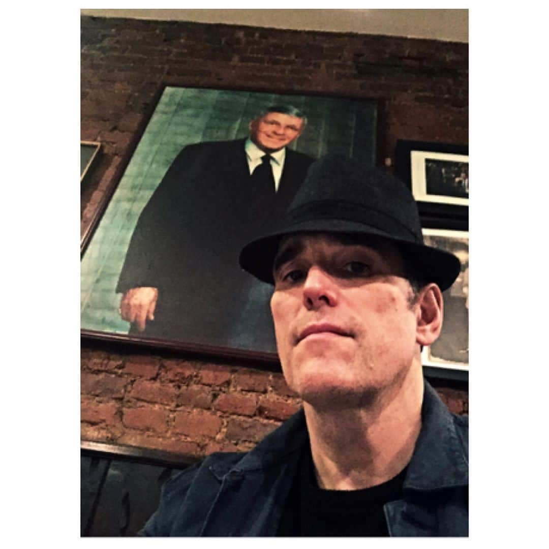 マット・ディロンのインスタグラム：「Pizza under supervision of the Chairman of the Board. East Harlem NYC #franksinatra」