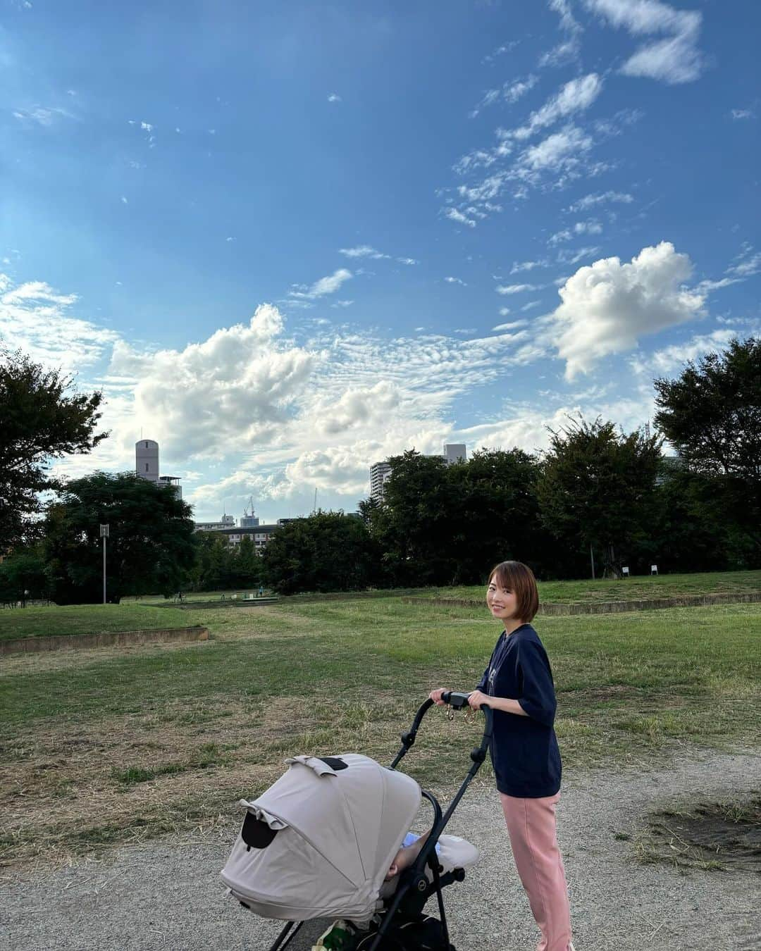 奈良岡希実子のインスタグラム：「おはようございます。 きょう10月8日の読売新聞に、私が書いたコラムが掲載されています☺️ ぜひご覧ください😊  #気象予報士 #読売新聞 #コラム #0歳児ママ」