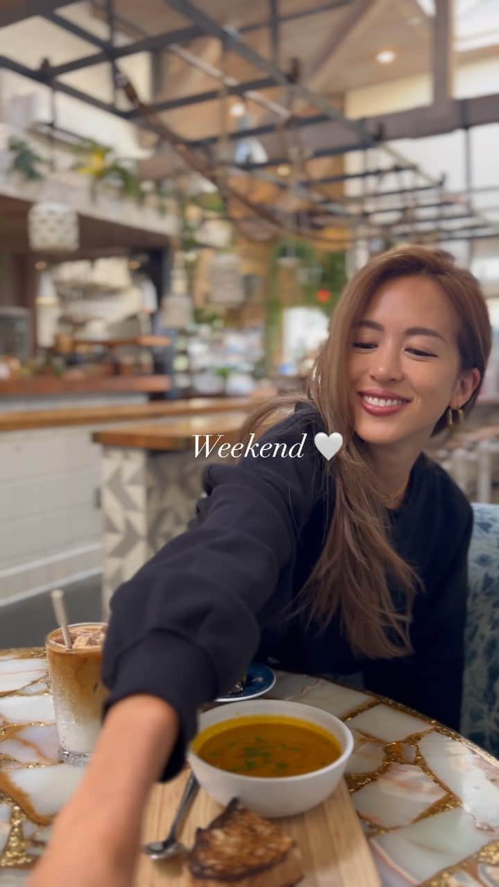Mieのインスタグラム：「週末といえば、お掃除やDIY😋  子供たちの送り迎えや仕事でお家の事が滞っていたり、散らかった物を片付ける時間にしてるよ✨ 出来ていなかった細かいお掃除をしたりして、余計なものを見ない代わりに頭をリセットさせられて、自分が本当にすべき事が見えてくる🫣  #hawaiife #weekend #週末 #海外旅行 #旅行」