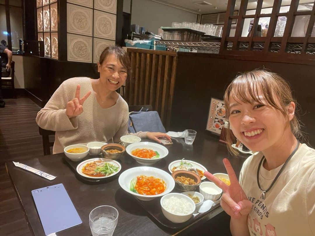 笹原優美のインスタグラム：「★ おはようございます😊☀️  昨日の投稿に 沢山の温かいコメントをありがとうございます🍀 素敵な言葉がたくさんで、 皆さんの想いがとても嬉しいです😌🤍  -＊-＊-＊-＊-＊-＊-＊-＊-＊-＊-＊-＊-  今回のプロテスト二次予選は、 指定練習日の前日から本戦4日間に渡り ちゃみさん @seitai_chami に 帯同していただいていました🙏  知ってくださっている方もいるかと思いますが、 私は元々とても怪我をしやすい身体だったので 身体の改善や進化のために 1年ほど前から定期的に施術をお願いしています🌼  ちゃみさんはハンドリングや量子力学を使って 身体を整えながら、動きを作ってくれる治療家さんです🤲🏻 #ちゃみ整体  今回のプロテストもとにかく、 怪我でプレーできなくなることが 自分にとっての一番の不安要素だったので、 身体の不安は全部ちゃみさんにお任せして 私はプレーだけに集中することができました。  指定練習日と初日のプレー後は 正直身体の状態が良くなくて、 初日に至っては 何とか無事に回り切って欲しいというような 残り3ホールはギリギリの状態でした。  ちゃみさんが居なかったら 4日間無事にプレーすることができなかったかもしれません。  毎日スタート前とプレー後に施術をしていただくことで、 日を追うごとに良い身体の状態でプレーすることができました🏌️‍♀️  大切な時間を頂いて、 6日間サポートしてくださったことに 本当に感謝しています🙇‍♀️🍀  怪我をしない身体づくりの為にこの数年は 身体操作を学んだり、 身体の機能改善に取り組んできました。 やっとちょっとまともな身体になってきたかな...と 思っています😌  でもまだ長期戦になると身体の不安を抱いたり、 弱さを感じることが多くあります。  今まで怪我の不安があって取り組めていなかった 強さや速さを出せるようなアスリートらしい身体作りを これから改めてしていきたいので、 今後もちゃみさんにサポートしていただきながら 練習やトレーニングを頑張りたいと思います😊❤️‍🔥  最後に、、 身体の不調や違和感がある方、そして 自分の身体を変えたい！と 思っている方がいらっしゃいましたら 是非ちゃみさんの施術を受けてみてください🤲🏻🍀  すぐに良くなる痛みもありますし、 長年の悩みも定期的に通うことで 着実に改善されていきます✨  健康に、より長くゴルフを楽しめるように⛳️ 自分の身体を大切にしていきましょう😊💖 ☁️ ☁️ ※ちなみに写真は、指定練習日の前日の夕食🍽️ この日くらいしかゆっくりできず 写真1枚しか撮ってなかったです😂  《ちゃみさん 経歴》 @seitai_chami   国家資格　理学療法士あり ケアマネジャー　資格あり 30年間で累計９万人以上を施術  病院、リハ室長、医療系（看護師、理学療法士）学生指導 ダンススタジオのメンテナンス講師 YAMAHAシニア向け体でリズム監修 などの経歴を持つ。  数多いの脳疾患のアプローチで、神経と動きを活性化する骨、関節などの位置や動きを良くし、運動パフォーマンスを上げる施術が特徴  現在、プロアスリート 　　　　ゴルフ、サッカー、ダンス、バスケ　 パラアスリート、運動愛好家  接骨院経営者などの治療家、トレーナー、コーチ ヨガ、ピラティスインストラクター  整形疾患、脳疾患、内科疾患、がん、コロナ後遺症  音楽家、モデルなどの方々の施術も行っている治療家  #整体#整体ちゃみ #施術 #身体と脳を繋げる整体 #ハンドリング#パフォーマンスアップ  #量子力学#骨#関節#位置 #治療家が通う整体 #アスリートの整体 #膝#腰#肩 #痛み #身体 #ゴルフ#golf」