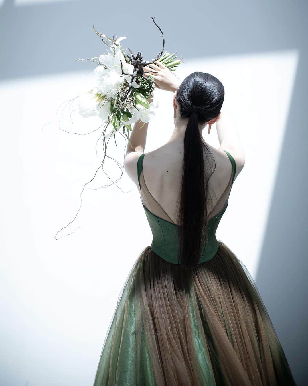 nae.ATELIERのインスタグラム：「nae.ATELIER 2023 new dress 【"beth"(ベス)】  緑と青緑の2色のオーガンジーを重ねて作り出した、深みと渋みのあるグリーン。 その上にたっぷりと重ねたブラウンのチュールが、芯の強さを表現します。  カラーブロックで見せるバックスタイルもポイントです。  動くたびに色の濃淡が生まれ、 一瞬ずつ新たな表情を見せるカラードレスです。  A deep and bitter green created by layering two colors of organdy, green and blue-green. The brown tulle layered on top expresses the strength of the core.  The back style with color blocks is also a key point.  “Beth” is a colored dress that creates shades of color every time you move, revealing a new expression every moment.  nae.ATELIER 東京都渋谷区恵比寿南1-13-2 EBISU COURT 101 TEL:03-6409-6369  #大好きと大切をすべてまとって #naeatelier #アトリエナエ #nae花嫁 #bridestyle #overseaswedding  #destinationwedding #elopementwedding #naebride #カラードレス #シンプルドレス #beth」