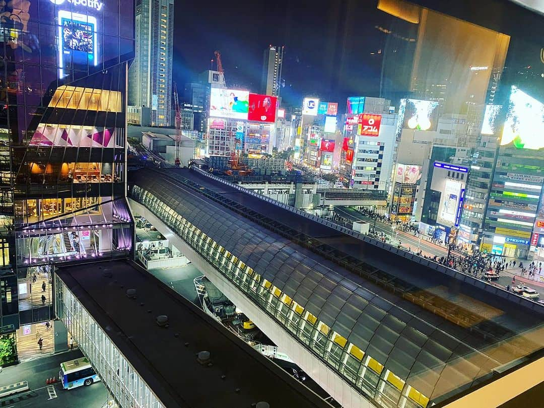 日出郎のインスタグラム：「夜景がすき　すき焼きすき  40年前もギャルソンパブは「夜景」だけでショーパブを選んだら、そのままダンサーになったからねぇ これはヒカリエからの渋谷 ずーと見てられるなぁ  茶寮 伊勢藤次郎さん 伊勢志摩の郷土料理や松坂牛、松坂プレミアム豚など三重の食材料理を堪能できるお店!  でも親子丼を押しているのか！ 親子丼にしよう！  久しぶりのお花ちゃんとお客様とご飯ん 黒鳥、サムライとショーパブで随分一緒に踊りましたね！  明太子入りハンペン! あったかくて美味しかったなぁ  茄子の生姜焼き 野菜苦手だけどお茄子さんは大好きです! 温野菜にしたら、基本好き  玉子焼きも親子丼が売りだけあってサイコー！  さて、松坂牛のすき焼き定食!!!  あれ？！親子丼は？ 松坂牛に魅せられて(byジュディ・オング) 親子丼は次回にしやす笑  パフェが食べたいとの事で移動して 同じヒカリエの「果実園リーベル」さん  芸術の秋! 芸術技のフルーツケーキがいっぱいありました！ 私はもうお腹いっぱいだったので キウイジュース 口がスッキリ！  お花ちゃんは、ほうじ茶とあんみつ！ さすが、香和の女将、渋いね!  それにしても、お客様も店員さんもヤングでナウな若者ばかりが、店内が眩しいほど、原宿的に？明るかった! 確かソウルの明洞も照明が明るかったなぁ TVスタジオ並みに明るい笑  ケーキが綺麗だからバエる用なのかな？ オジバとしては、クラクラしてサングラスがしたくなりました汗  #日出郎 #渋谷夜景 #すき焼きすき #茶寮伊勢藤次郎」