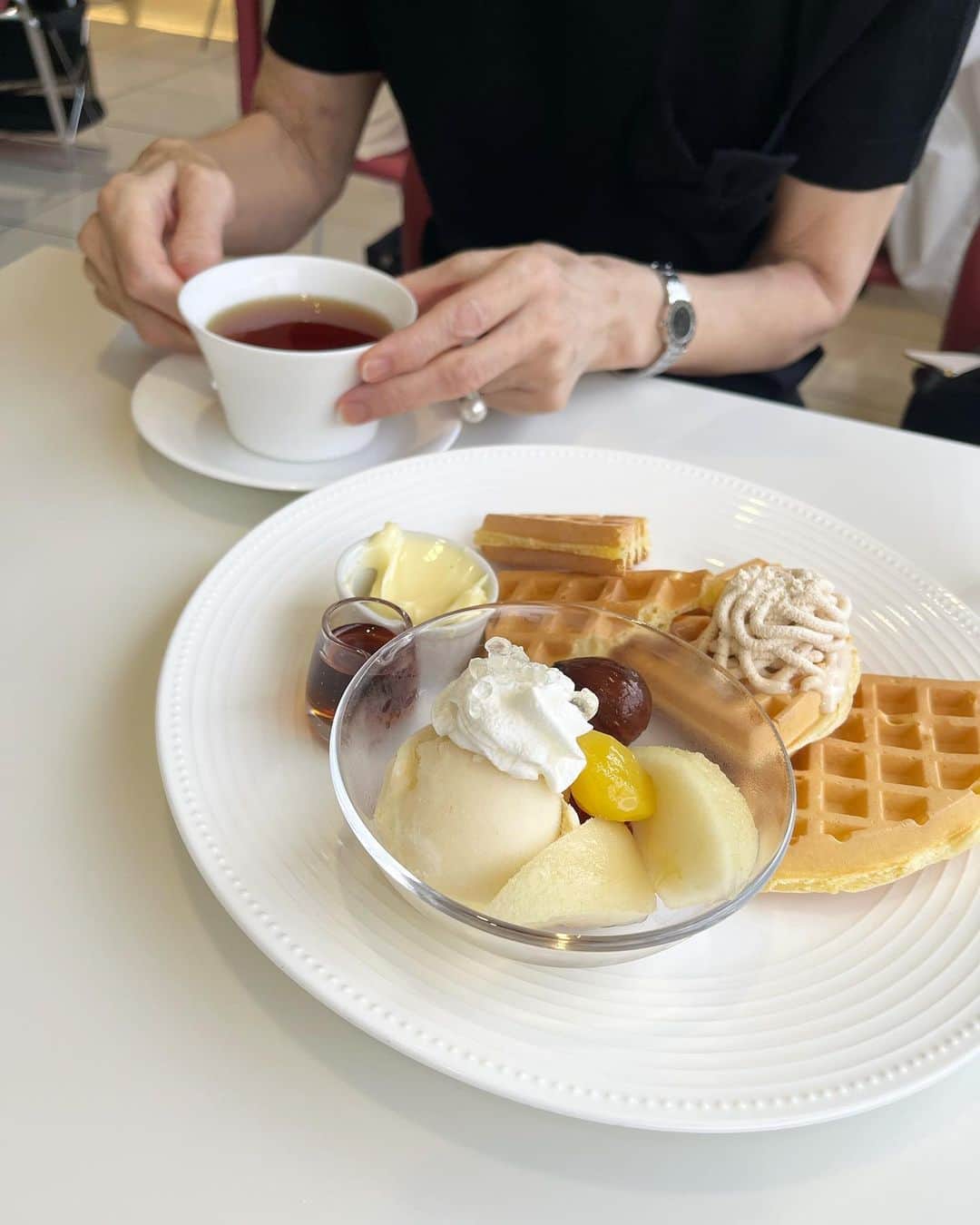 AriizumiEmaさんのインスタグラム写真 - (AriizumiEmaInstagram)「先日、母上とお茶。 大学一年の娘曰く「人をちょっと不快にさせる会話が得意な大ママ笑」です😅 え！🐙って怒るほどでも無いけど、あれ？って少し不快にさせる会話が得意です笑 そんな綺麗で面白い大ママが皆大好き笑  来月は、親戚の7回忌の法事で母の出身の掛川へ久しぶりに行けるから、新幹線＋あえて路線バスでお寺まで行ってみたいと路線バスの旅を企画中😌街並みを見て、歩いてみたい！ 掛川市内の母の地域では、この三連休は毎年すごい山車が出るお祭り中なはず🪅 またいつか見たいな🥹  ・ #母#母と娘 #静岡#掛川市」10月8日 7時52分 - ema_ariizumi