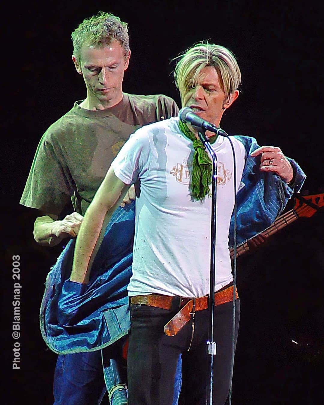 デヴィッド・ボウイさんのインスタグラム写真 - (デヴィッド・ボウイInstagram)「A REALITY TOUR KICKS OFF 20 YEARS AGO TONIGHT  “Welcome to Reality...”  The first leg of David Bowie’s A Reality Tour proper commenced twenty years ago today on 7th October 2003 at the Forum Copenhagen in Denmark.  A Reality Tour played at venues worldwide into the summer of 2004, and at well over 100 shows it became the longest of Bowie’s career.  Did you attend any of the concerts? If so, what are your memories of the tour?  The images here were taken by @BlamSnap at rehearsals in Brussels in Belgium a few days earlier, while the Reality album was still at its peak position of #3 on the UK album chart.   Speaking of Reality, Jason Draper celebrated its 20th anniversary with this piece over on ThisIsDig!: https://www.thisisdig.com/feature/reality-david-bowie-album-story/ (Linktree in bio)  FOOTNOTE: The chap helping David with his jacket in the second image is all round good egg, @jimmyking3333.   #BowieARealityTour」10月8日 7時55分 - davidbowie