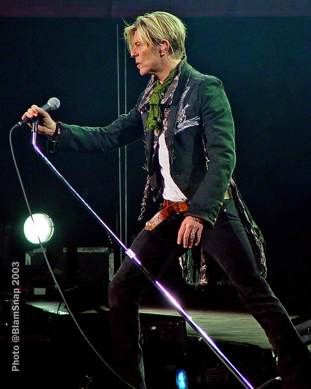 デヴィッド・ボウイさんのインスタグラム写真 - (デヴィッド・ボウイInstagram)「A REALITY TOUR KICKS OFF 20 YEARS AGO TONIGHT  “Welcome to Reality...”  The first leg of David Bowie’s A Reality Tour proper commenced twenty years ago today on 7th October 2003 at the Forum Copenhagen in Denmark.  A Reality Tour played at venues worldwide into the summer of 2004, and at well over 100 shows it became the longest of Bowie’s career.  Did you attend any of the concerts? If so, what are your memories of the tour?  The images here were taken by @BlamSnap at rehearsals in Brussels in Belgium a few days earlier, while the Reality album was still at its peak position of #3 on the UK album chart.   Speaking of Reality, Jason Draper celebrated its 20th anniversary with this piece over on ThisIsDig!: https://www.thisisdig.com/feature/reality-david-bowie-album-story/ (Linktree in bio)  FOOTNOTE: The chap helping David with his jacket in the second image is all round good egg, @jimmyking3333.   #BowieARealityTour」10月8日 7時55分 - davidbowie