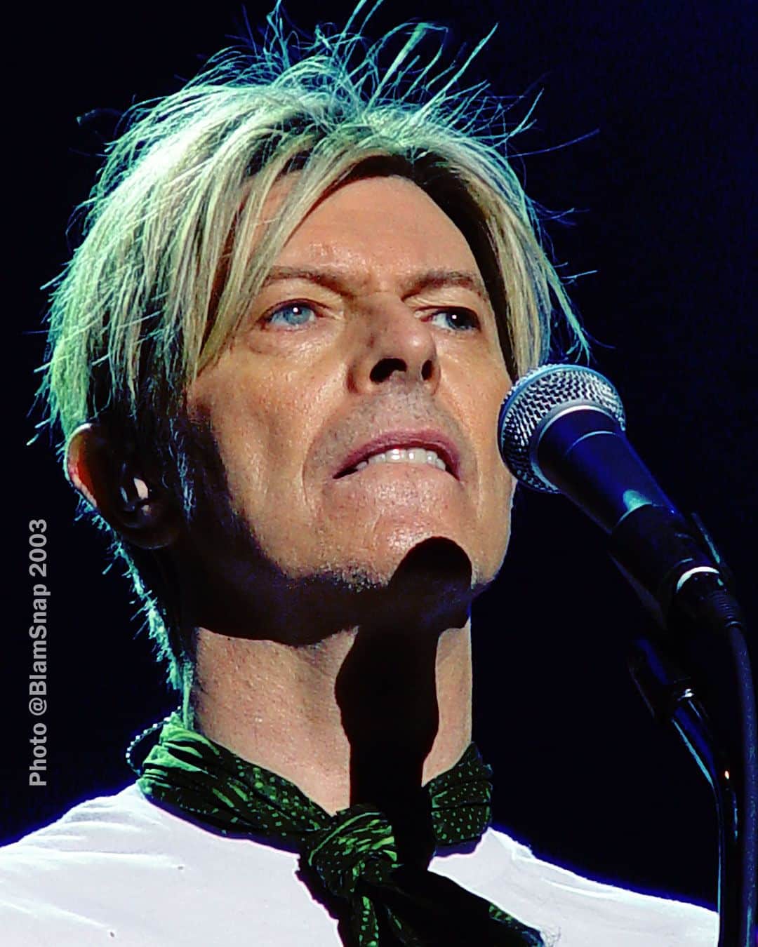 デヴィッド・ボウイのインスタグラム：「A REALITY TOUR KICKS OFF 20 YEARS AGO TONIGHT  “Welcome to Reality...”  The first leg of David Bowie’s A Reality Tour proper commenced twenty years ago today on 7th October 2003 at the Forum Copenhagen in Denmark.  A Reality Tour played at venues worldwide into the summer of 2004, and at well over 100 shows it became the longest of Bowie’s career.  Did you attend any of the concerts? If so, what are your memories of the tour?  The images here were taken by @BlamSnap at rehearsals in Brussels in Belgium a few days earlier, while the Reality album was still at its peak position of #3 on the UK album chart.   Speaking of Reality, Jason Draper celebrated its 20th anniversary with this piece over on ThisIsDig!: https://www.thisisdig.com/feature/reality-david-bowie-album-story/ (Linktree in bio)  FOOTNOTE: The chap helping David with his jacket in the second image is all round good egg, @jimmyking3333.   #BowieARealityTour」