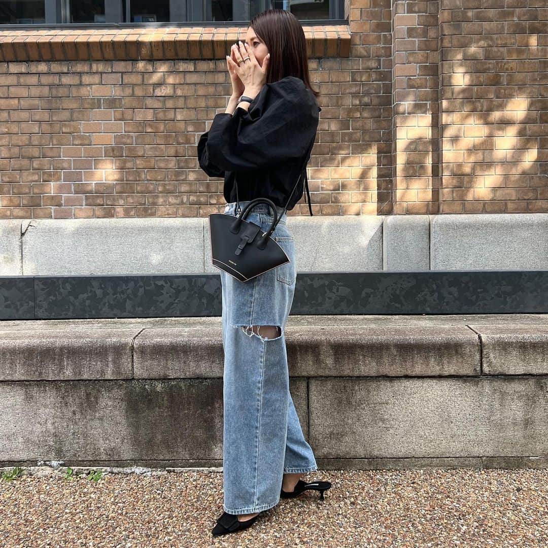n.etsuuのインスタグラム：「2023.10.8  ちょっと前のコーデ。  blouse▸#meri denim▸#reedit pumps▸#manoloblahnik bag▸ @paris64world (PR) 職人さんのハンドメイド！！ ころんと小さいサイズが可愛いバッグ♡ 縁がピンクになっていていいアクセントになってます🤗  急に寒くなってきましたね🫨  まだクローゼットの中が半袖だらけなのと、 クリーニングに出したまま預かってもらってた コート類が帰ってくる場所がないことに気づき…  今日は断捨離dayにします🫡  #ママコーデ#高身長コーデ#骨格ストレート #秋コーデ#coodinate#アラフォーママ」