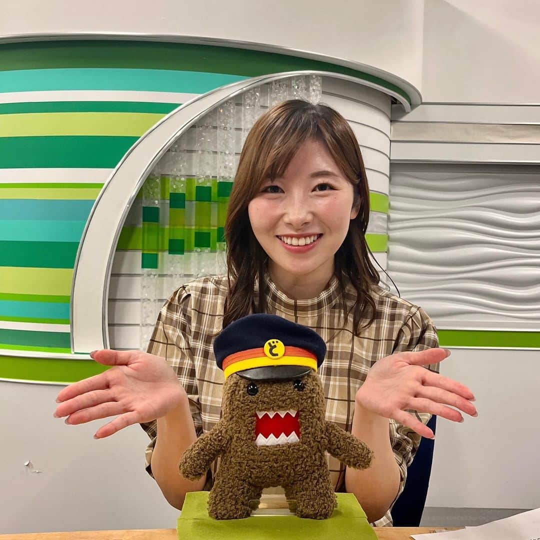 齋藤恵梨のインスタグラム：「. 厳しい残暑がようやく落ち着き 一気に秋めいてきましたね🍂 . 衣装もどーもくんカラーです！」