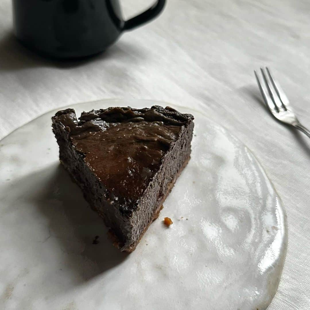 樹神のインスタグラム：「カカオとチョコのバスクチーズケーキ。  焼き色攻めた。 ギリぷにゃ〜となる手前、良い感じ。  #チーズケーキ #バスクチーズケーキ  #cheesecake  #basquecheesecake  #cacao #chocolate」