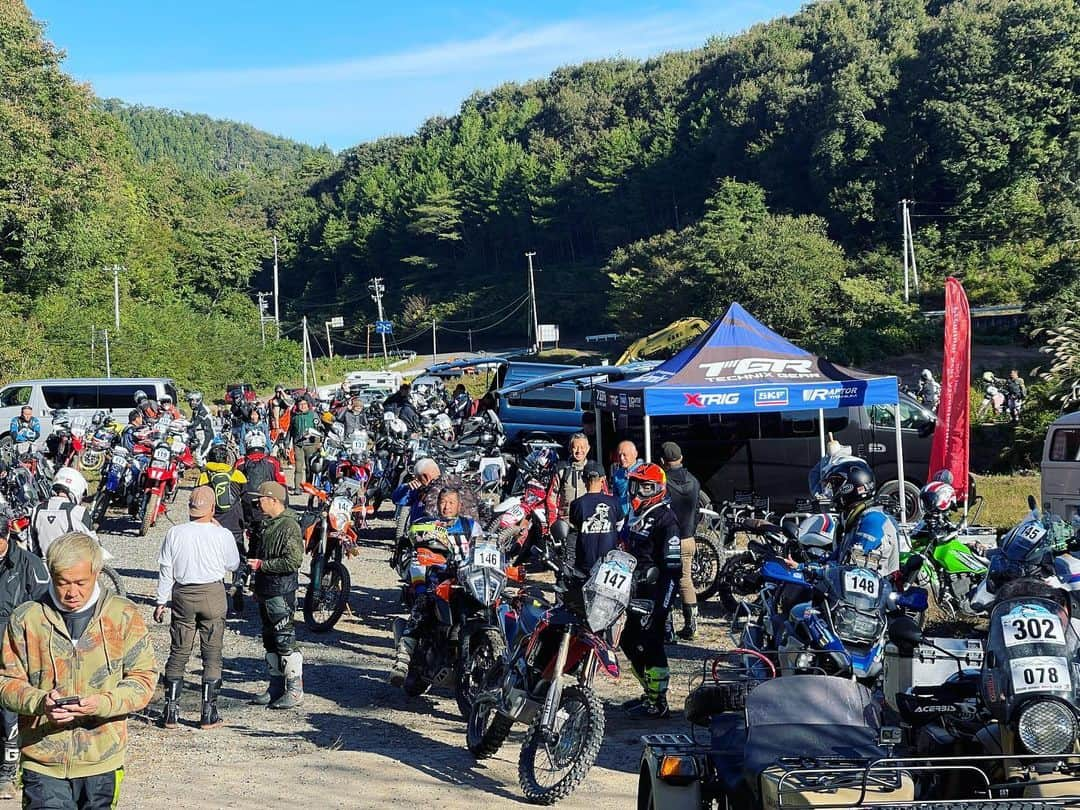 大鶴義丹のインスタグラム：「ラリーの朝は早い！福島県の山道は最高ですね。  #林道ツーリング #ktm890adventurer #ktm790adventurer #オフロードバイク　#ふくしまけん #ktm #doorofadventure」