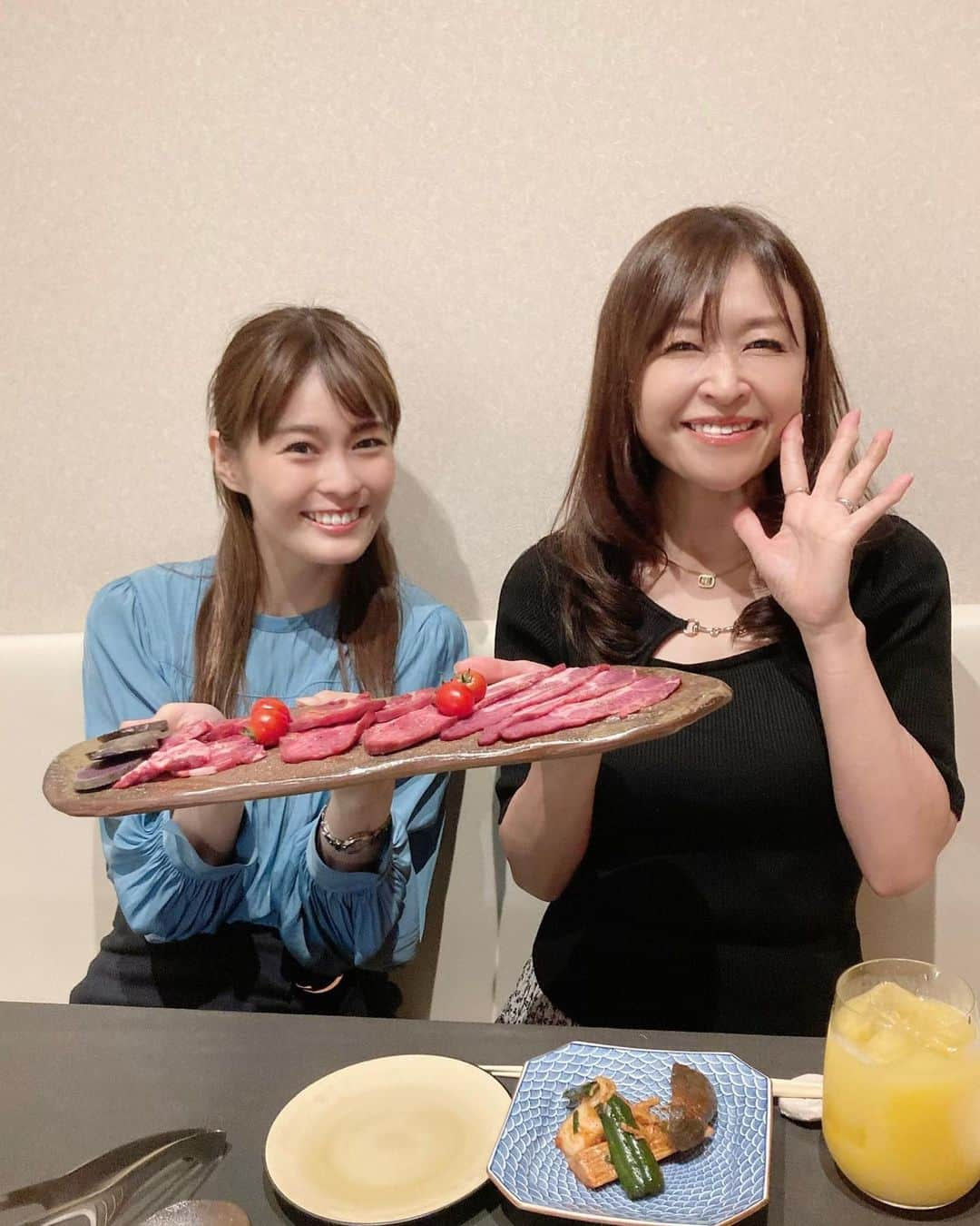 石塚かおりのインスタグラム：「夕方の関根ちゃんと早朝の私。  なかなか夜ご飯を一緒にできるチャンスがない。  アジア大会放送の期間、ゆうなびがお休み縮小とのことで、そのチャンスがやってきました。  遠近法失敗…笑 　  関根ちゃんのパートナー、坂部キャスターは、今日プライベートで新潟シティマラソン出場。  みもちゃんこと三浦萌アナも走ります。  ランナーの皆様、がんばってー  BSN公式youtube配信もご覧くださいませ。  #BSNテレビ#ゆうなび #ニュースキャスター #関根苑子#坂部友宏 #新潟シティマラソン #三浦萌#アナウンサー #新潟市#マラソン#ランナー#お餅#ごはん #BSN公式youtube#配信  #焼肉#お祝い #美味しかった #新潟放送#食いしん坊#ゴルフ女子#朝活 #石塚かおりのBrandnewday#ブラニュー #石塚かおり #haveaniceweekend」