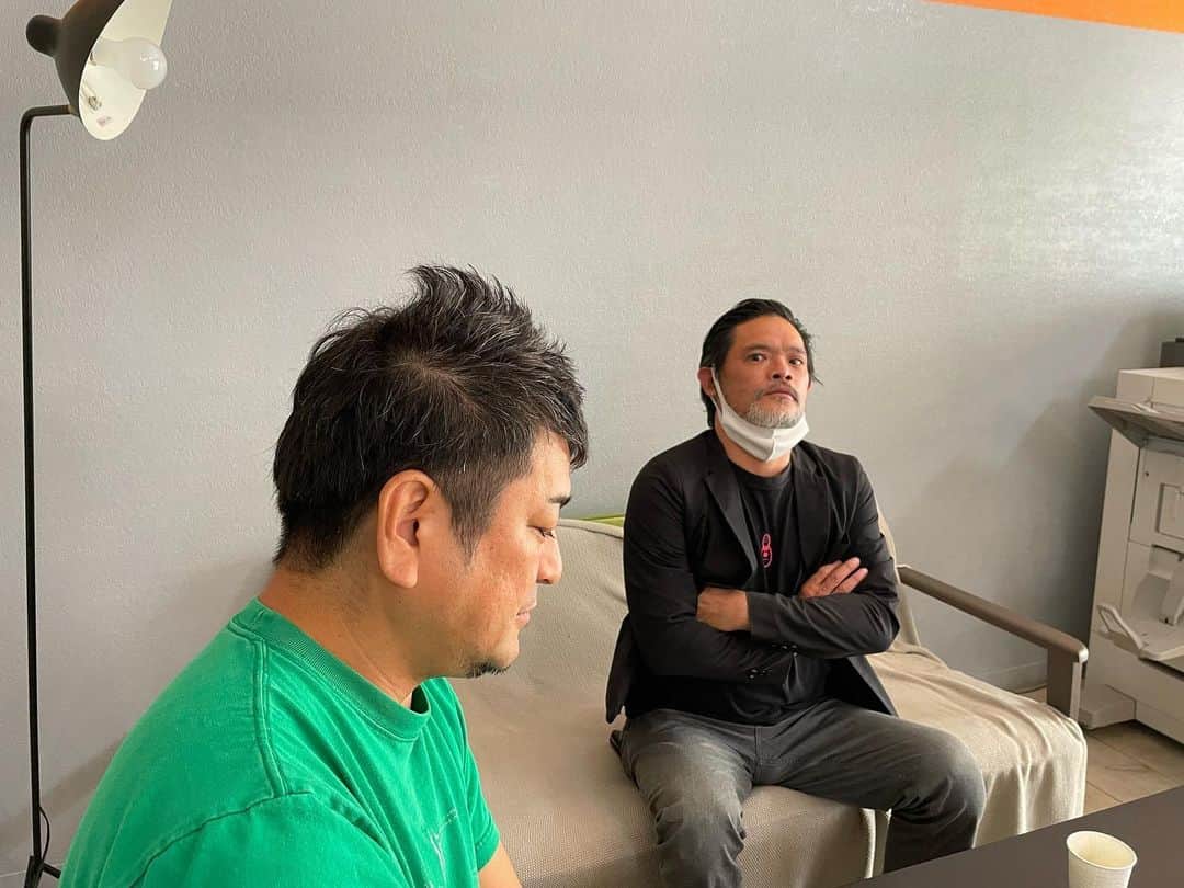 キャンヒロユキのインスタグラム：「「キャンさん時間作れます？」と言われ、オリジンの劇団O.Z.E.の頭、新垣晋也に呼び出しされました。  オリジンなのによしもとの事務所まで乗り込んでくる鼻息の荒さです。  コロナ禍前まで５年くらいに渡り、年末の「日付変更線」というO.Z.E.主催の舞台の脚本演出を担当していたのですが、それが原因でしょうか。。。  観客投票で、全60作品のうち1位を獲ったこともあったのですが、票を操作してるとバレたのでしょうか、、、  不正が見つかって沖縄演劇界から消される前に、自ら姿を消そうと思います。  #劇団OZE #新垣晋也」