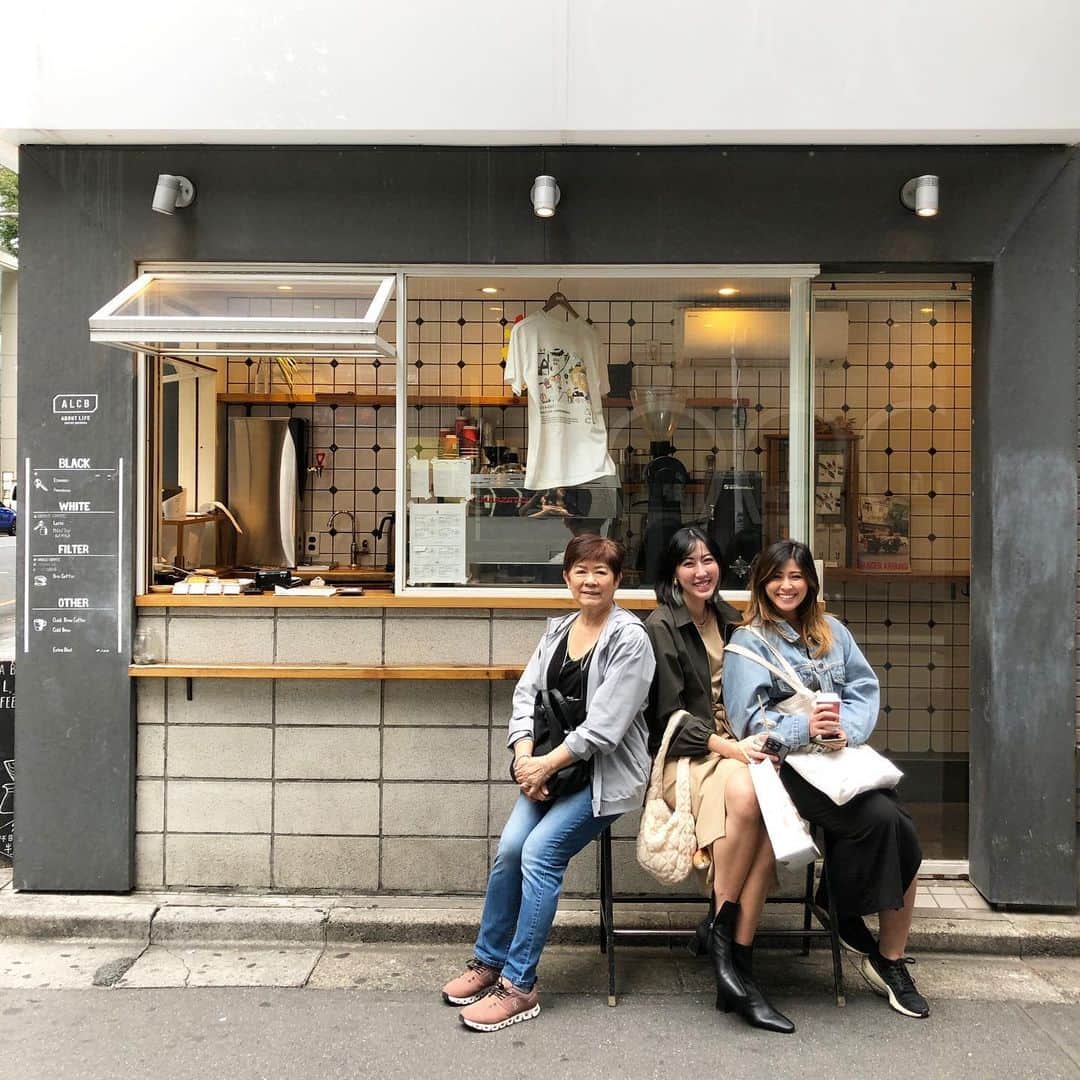 ABOUT LIFE COFFEE BREWERSのインスタグラム：「【ABOUT LIFE COFFEE BREWERS 道玄坂】  Cute smile customers from Singapore!🇸🇬✨ Enjoy Tokyo with our coffee.✌️  ヨーロッパやアメリカ、オセアニアの方々も多くいらっしゃいますが、最近ではアジア圏の方々も多くいらっしゃっています！🙏 コーヒー片手によい旅になりますようにー！☕️🔥✨  🚴dogenzaka shop 9:00-18:00(weekday) 11:00-18:00(weekend and Holiday) 🌿shibuya 1chome shop 8:00-18:00  #aboutlifecoffeebrewers #aboutlifecoffeerewersshibuya #aboutlifecoffee #onibuscoffee #onibuscoffeenakameguro #onibuscoffeejiyugaoka #onibuscoffeenasu #akitocoffee  #stylecoffee #warmthcoffee #aomacoffee #specialtycoffee #tokyocoffee #tokyocafe #shibuya #tokyo」