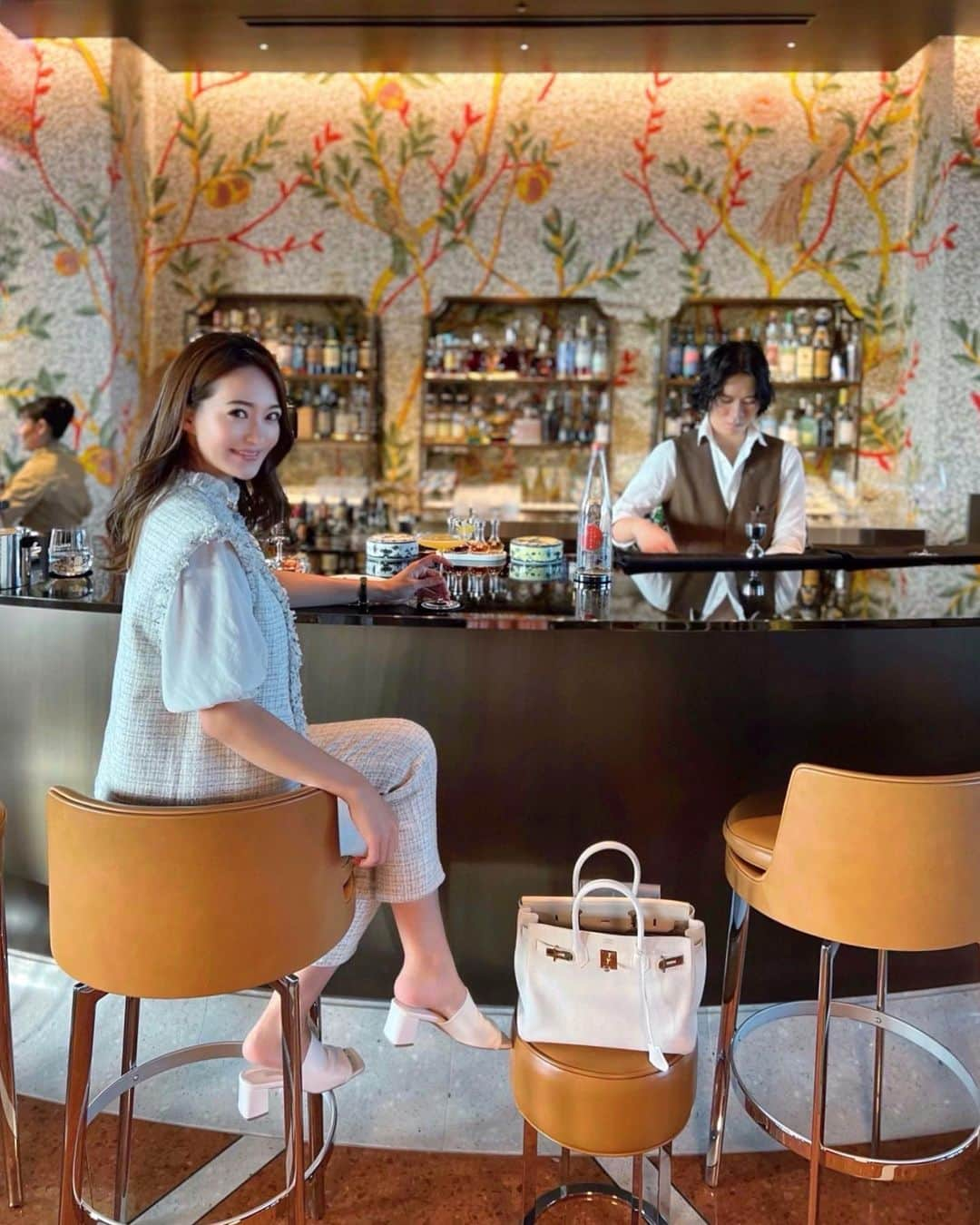 うさびったさんのインスタグラム写真 - (うさびったInstagram)「BVLGARI TOKYO のBAR🍸  イタリアにいるみたいな写真が撮れました🐍✨  カクテルもかなり凝っているものが多いので視覚でも楽しめます🍹  今はまだ空いてて穴場です🙂✨  #BVLGARI東京 #ブルガリ東京 #bvlgaritokyo」10月8日 13時47分 - usavitta