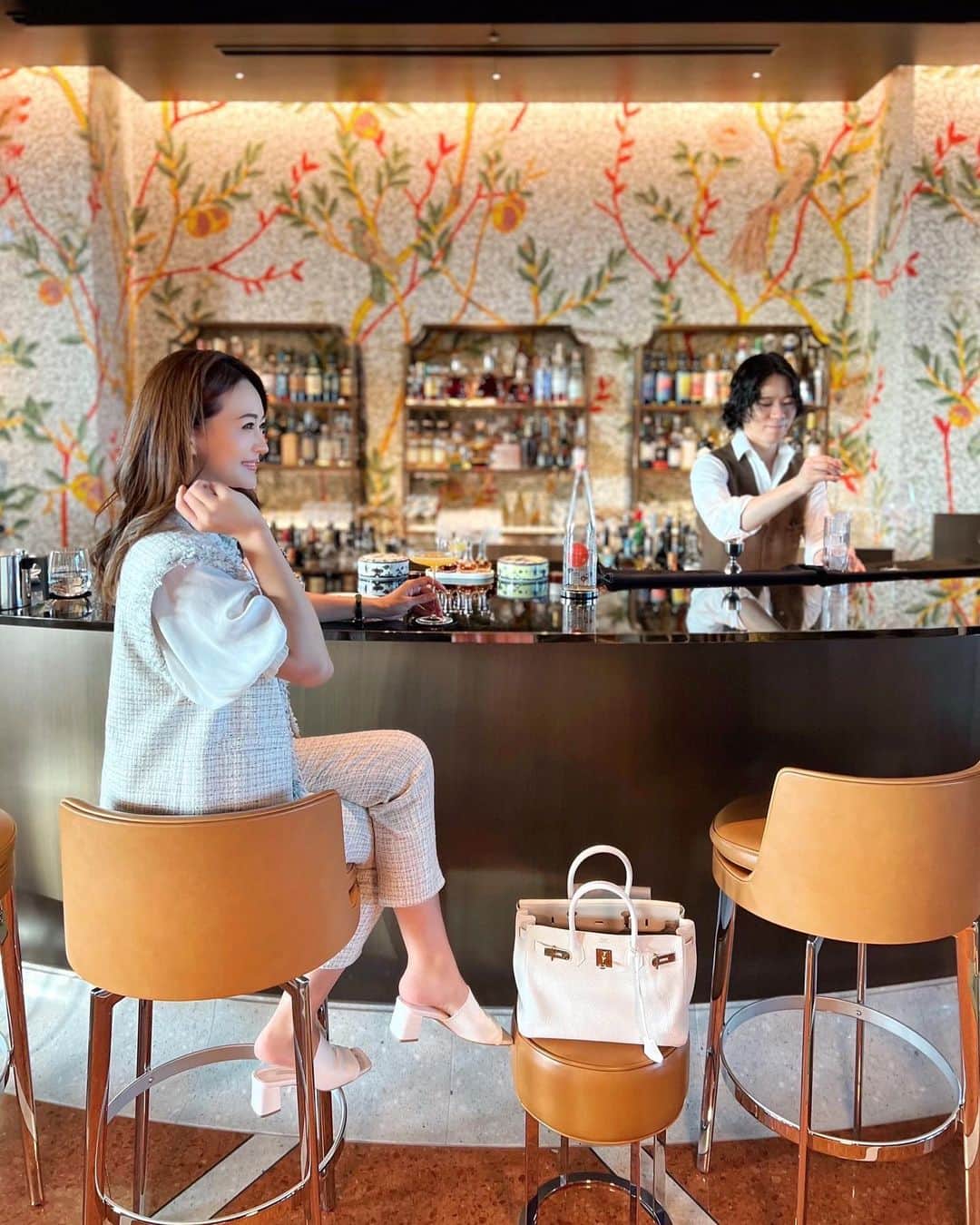 うさびったのインスタグラム：「BVLGARI TOKYO のBAR🍸  イタリアにいるみたいな写真が撮れました🐍✨  カクテルもかなり凝っているものが多いので視覚でも楽しめます🍹  今はまだ空いてて穴場です🙂✨  #BVLGARI東京 #ブルガリ東京 #bvlgaritokyo」