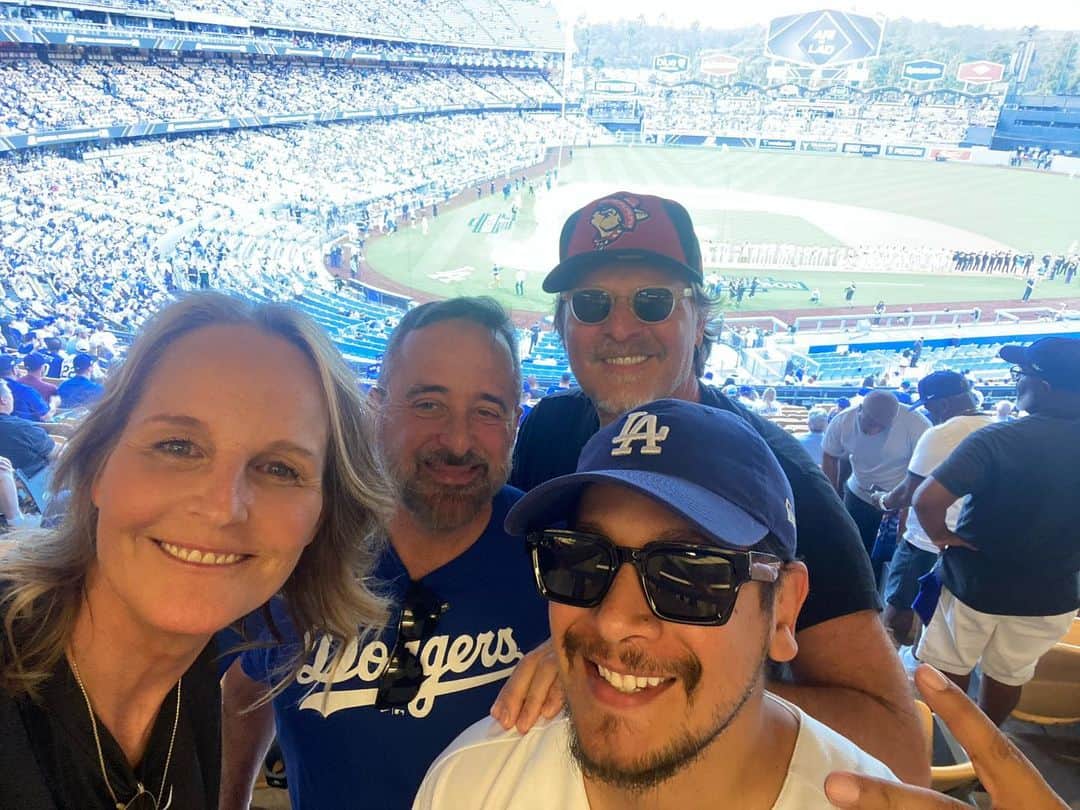 ヘレン・ハントのインスタグラム：「Here we are at Dodger Stadium, just before game 1.   We were younger then.   @dodgers  @dbacks  #postseasonbaseball」