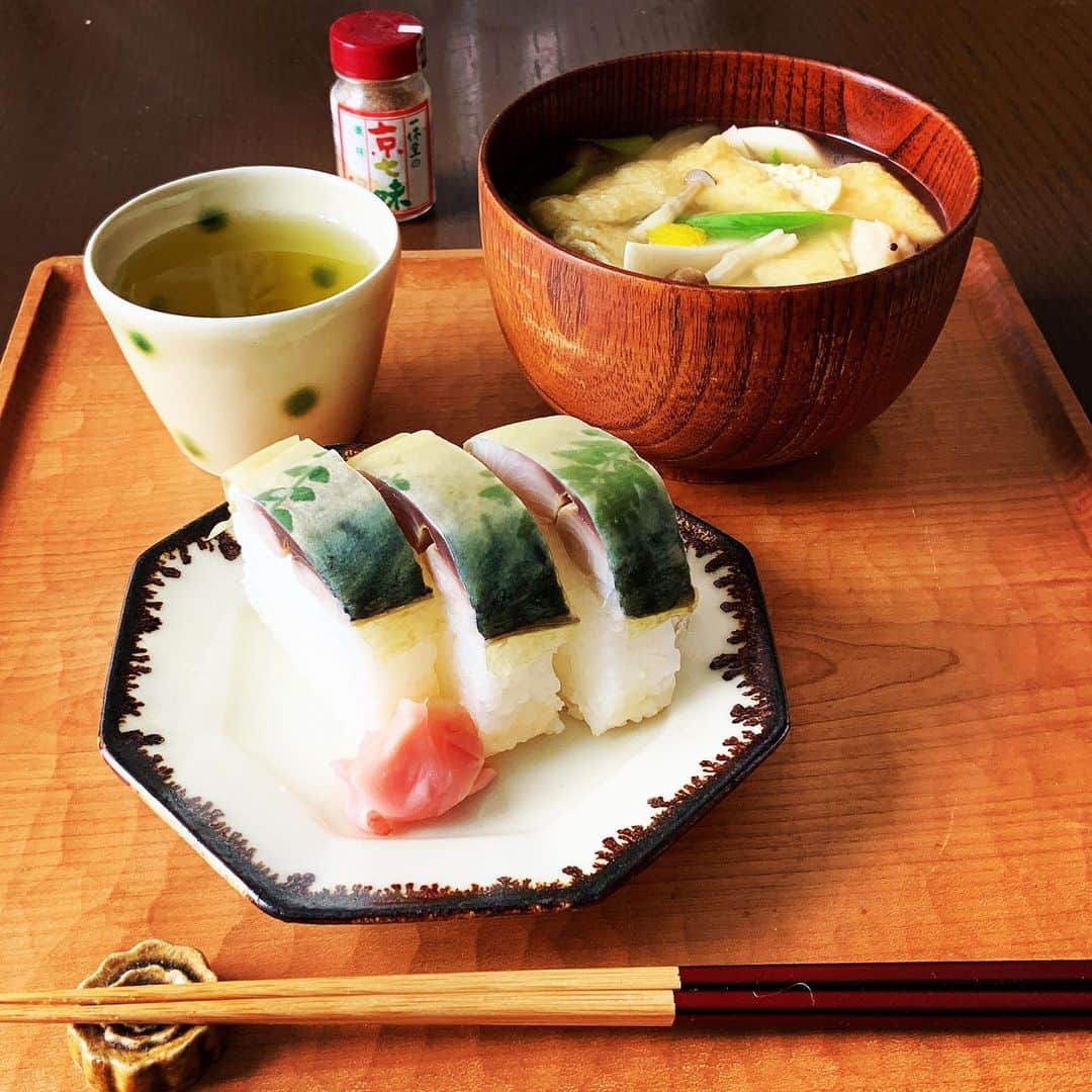 志摩有子さんのインスタグラム写真 - (志摩有子Instagram)「保冷バッグに入れて大切に持ち帰ってきた鯖寿司をお昼ごはんに。帰宅後、女将さんのアドバイスにより、野菜室に入れて保存。 今回の京都旅をアレンジしてくれた食いしん坊仲間　@mari_yasuda さんが鯖寿司なら絶対にココとおすすめしてくれた満寿形屋さんで。 本来はうどん屋さんでお店ではセットで出されている鯖寿司がとにかくフレッシュで美味しいとのこと。白板昆布から透けて見える木の芽がなんとも美しい。酢も塩も強すぎないよい塩梅で、噂に違わぬ美味しさ！ オットには刻みきつねうどんを添えて。 私は鯖寿司を堪能したいので、うどんなしでお揚げ入りのけんちん汁風のお汁に。 お店の場所はいつも大行列の出町ふたばのすぐ近く。ちなみにお土産は電話で予約しておくことをお勧めします。  #鯖寿司 #京都土産 #ロコご用達 #隠れた名店 #京都備忘録 #ariko旅」10月8日 13時42分 - ariko418