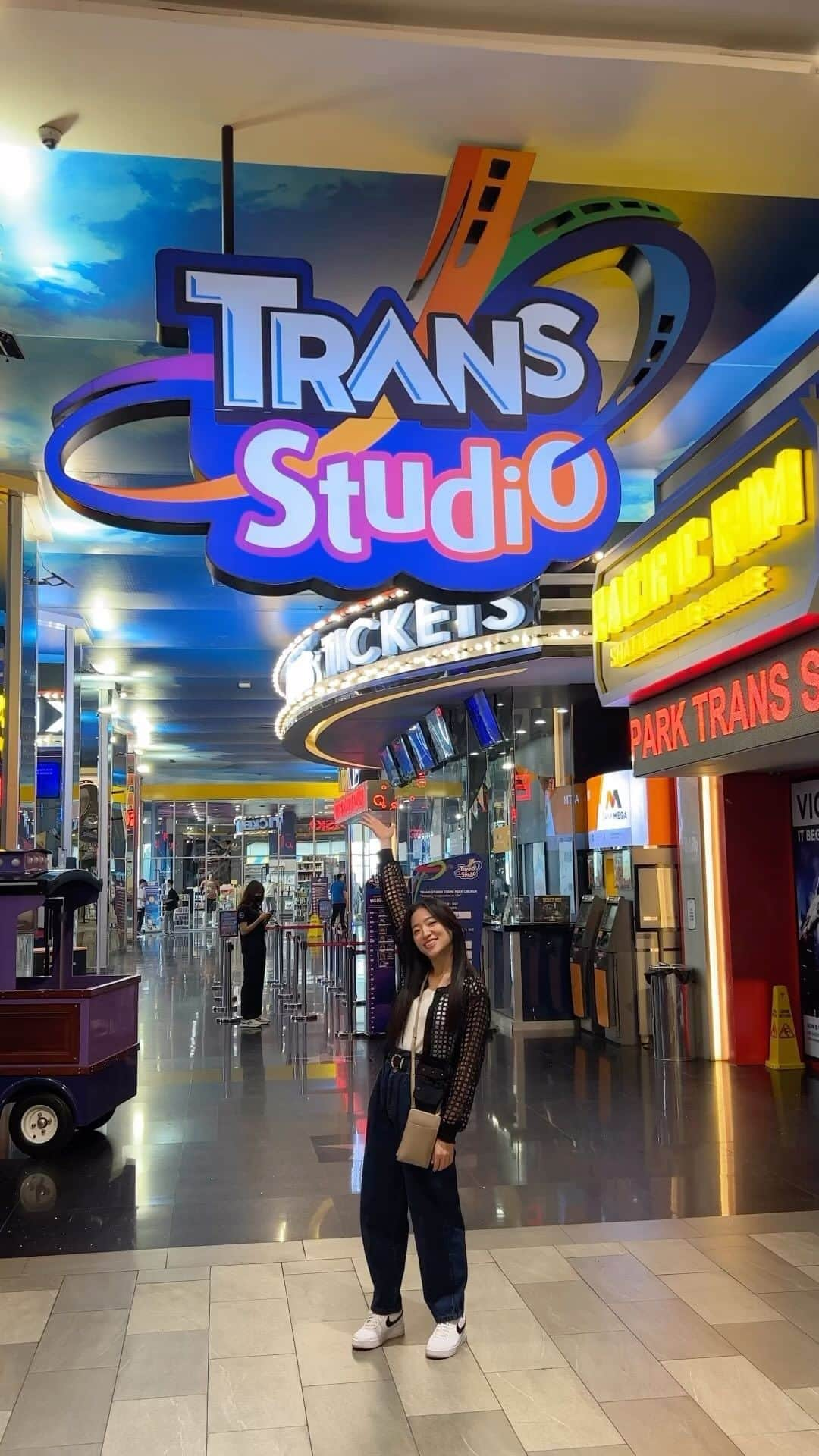 仲川遥香のインスタグラム：「Yuk main ke @transstudio.cibubur 🎡 Benar2 seru banget loh😆👍  南ジャカルタから車で30-40分でいける室内遊園地🎡🎢 めっちゃ楽しかったよー！！！！  #indonesia #jakarta #cibubur #transstudiocibubur #ジャカルタ生活 #室内遊園地 #🎢 #仲川遥香」