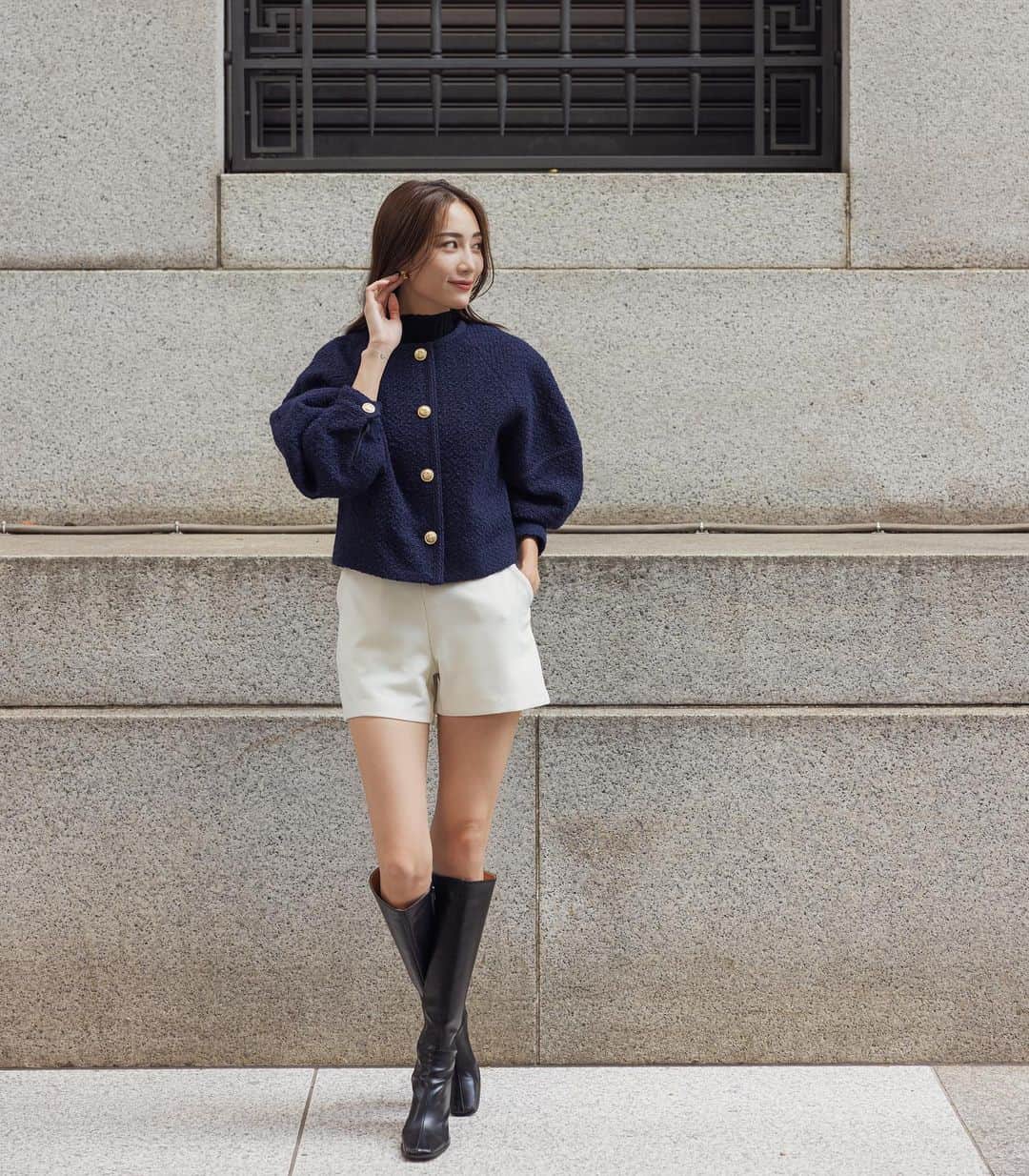 のインスタグラム：「𝐀𝐌𝐁𝐈𝐄𝐍𝐓 × 𝐊𝐄𝐈𝐂𝐀 𝐍𝐀𝐊𝐀𝐒𝐇𝐈𝐌𝐀 𝟤𝟢𝟤𝟥 𝖠/𝖶 𝖲𝖯𝖤𝖢𝖨𝖠𝖫 𝖢𝖮𝖫𝖫𝖠𝖡𝖮𝖱𝖠𝖳𝖨𝖮𝖭 𝖵𝖮𝖫.𝟤  #ツイードジャケット <Off white, Green, Navy> 【10/13(FRI)20:00-】  品よくチャーミングに着映えるツイードジャケット。  ややハリを持たせた単色のツイード生地に、クラシカルな金ボタンがきらり。  袖には同色のパイピングを施し、さり気ないアクセントを加えました。  丸みのあるボリューム袖に、コンパクトな着丈がバランス良く、愛らしいシルエットを叶えます。  💡コラボ第二弾アイテムを詳しくご紹介した特集ページはサイトTOPページよりご覧頂けます。 ＿＿＿＿＿＿＿＿＿＿＿ ✔︎ @ambient_styling #AMBIENT #ambient_official #ambientstyle #アンビエント #23aw #コラボ #中島ケイカ」