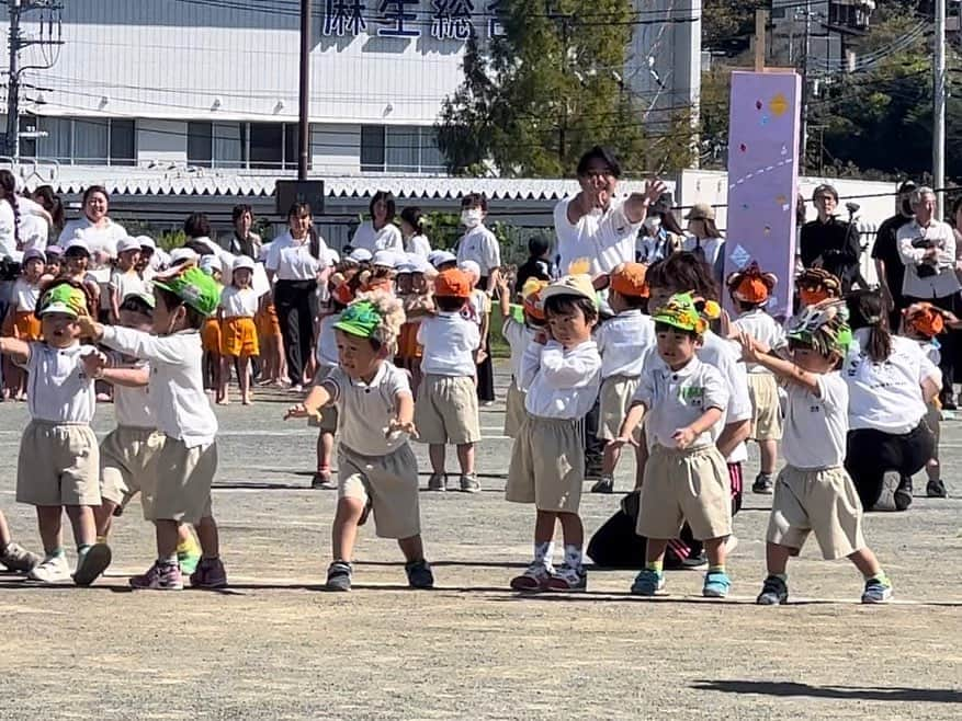 鈴木桂治さんのインスタグラム写真 - (鈴木桂治Instagram)「11/7は子供の幼稚園の運動会。 今年も天気が良く素晴らしい運動会でした！ 何ヶ月も前から準備をしていただいた先生方、関係者の皆様。参加した保護者の皆さん。ありがとうございました。 今年も最高でした！ 僕は親リレーで全力疾走して身体ガタガタです！ 運動会後は友達の家の資材置き場？仕事場？で、バーベキューを開催していただき、疲れた身体に肉とビールを補給しました。  友達もたくさんできて、素晴らしい幼稚園に感謝です。  #柿の実幼稚園　#運動会　#ありがとうございました」10月8日 13時45分 - gk.kizuna