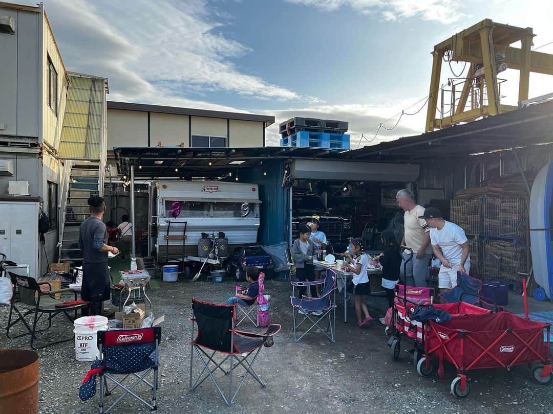 鈴木桂治さんのインスタグラム写真 - (鈴木桂治Instagram)「11/7は子供の幼稚園の運動会。 今年も天気が良く素晴らしい運動会でした！ 何ヶ月も前から準備をしていただいた先生方、関係者の皆様。参加した保護者の皆さん。ありがとうございました。 今年も最高でした！ 僕は親リレーで全力疾走して身体ガタガタです！ 運動会後は友達の家の資材置き場？仕事場？で、バーベキューを開催していただき、疲れた身体に肉とビールを補給しました。  友達もたくさんできて、素晴らしい幼稚園に感謝です。  #柿の実幼稚園　#運動会　#ありがとうございました」10月8日 13時45分 - gk.kizuna