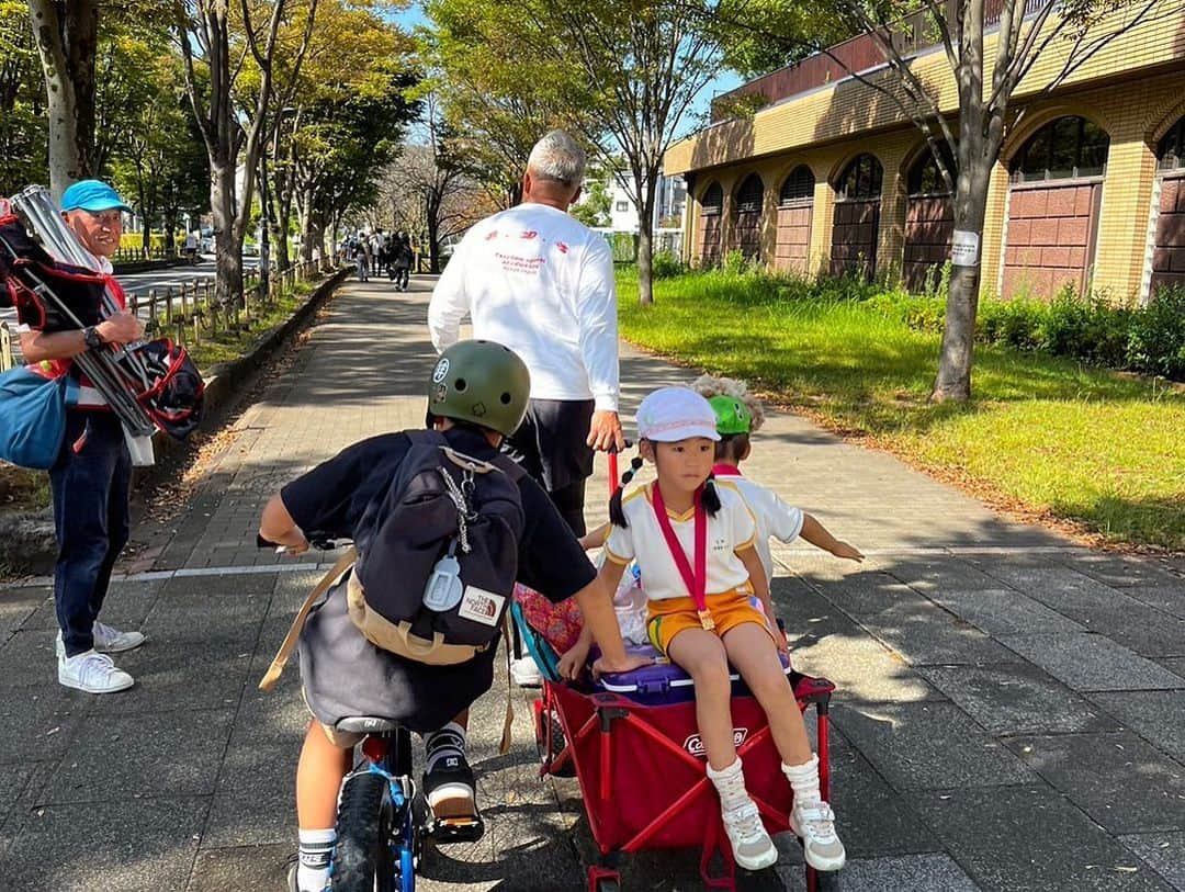 鈴木桂治さんのインスタグラム写真 - (鈴木桂治Instagram)「11/7は子供の幼稚園の運動会。 今年も天気が良く素晴らしい運動会でした！ 何ヶ月も前から準備をしていただいた先生方、関係者の皆様。参加した保護者の皆さん。ありがとうございました。 今年も最高でした！ 僕は親リレーで全力疾走して身体ガタガタです！ 運動会後は友達の家の資材置き場？仕事場？で、バーベキューを開催していただき、疲れた身体に肉とビールを補給しました。  友達もたくさんできて、素晴らしい幼稚園に感謝です。  #柿の実幼稚園　#運動会　#ありがとうございました」10月8日 13時45分 - gk.kizuna