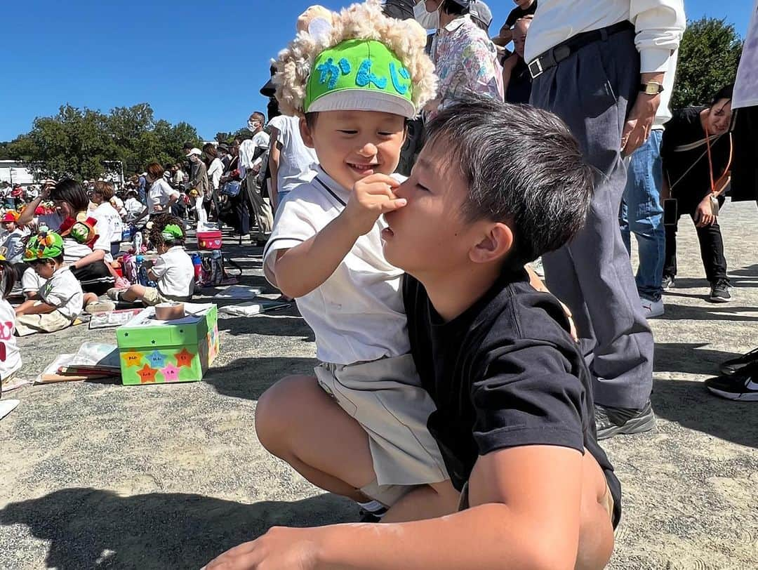 鈴木桂治さんのインスタグラム写真 - (鈴木桂治Instagram)「11/7は子供の幼稚園の運動会。 今年も天気が良く素晴らしい運動会でした！ 何ヶ月も前から準備をしていただいた先生方、関係者の皆様。参加した保護者の皆さん。ありがとうございました。 今年も最高でした！ 僕は親リレーで全力疾走して身体ガタガタです！ 運動会後は友達の家の資材置き場？仕事場？で、バーベキューを開催していただき、疲れた身体に肉とビールを補給しました。  友達もたくさんできて、素晴らしい幼稚園に感謝です。  #柿の実幼稚園　#運動会　#ありがとうございました」10月8日 13時45分 - gk.kizuna